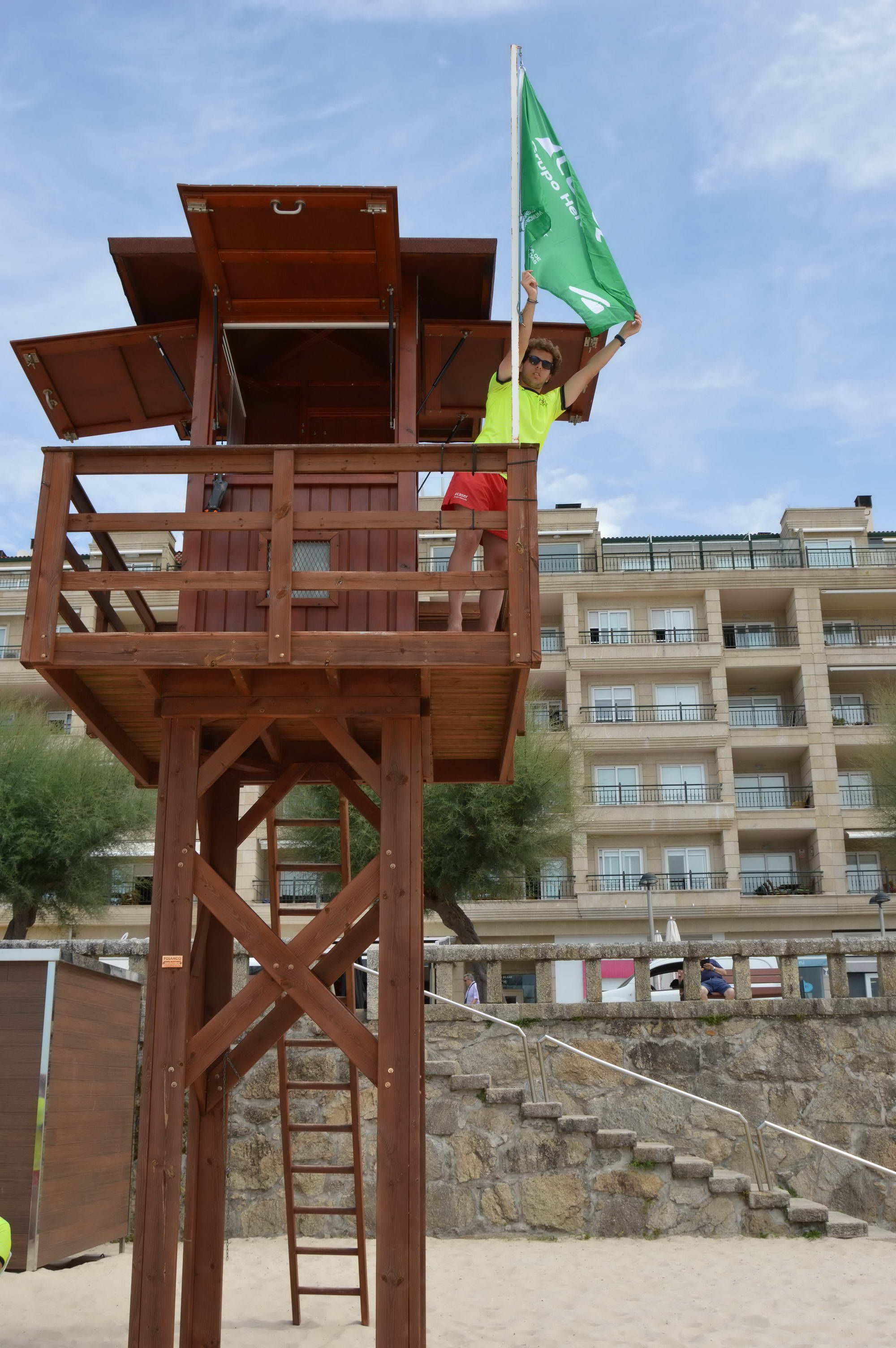 SANXENXO CONTA DESDE HOXE CON BANDEIRAS DE SOCORRISMO ADAPTADAS A PERSOAS DALTÓNICAS NAS SÚAS PRAIAS