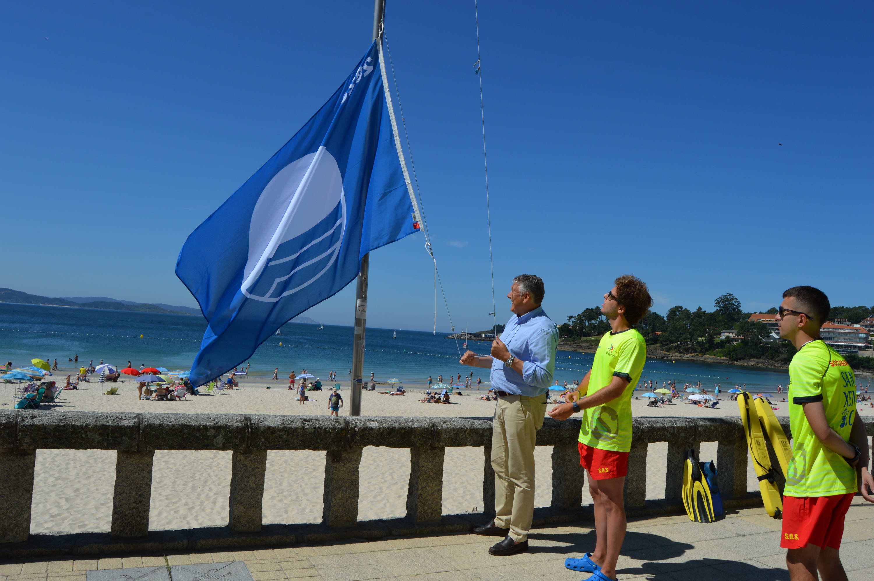 SANXENXO IZA DE FORMA SIMULTÁNEA AS 17 BANDEIRAS AZUIS COMO SÍMBOLO DE CALIDADE E SEGURIDADE DAS SÚAS PRAIAS