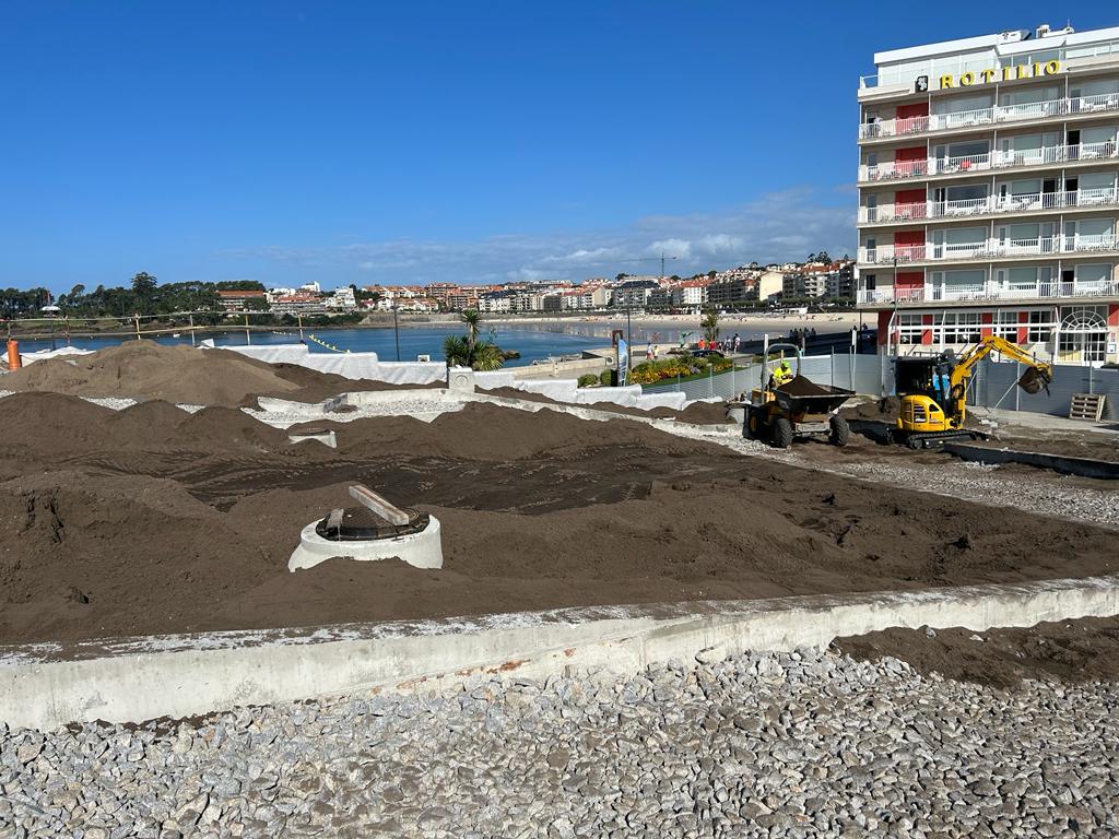 A RAMPLA AXARDINADA DO PORTO DE SANXENXO RECIBE O DEPÓSITO DOS PRIMEIROS 1.279 M3 DE TERRA VEXETAL