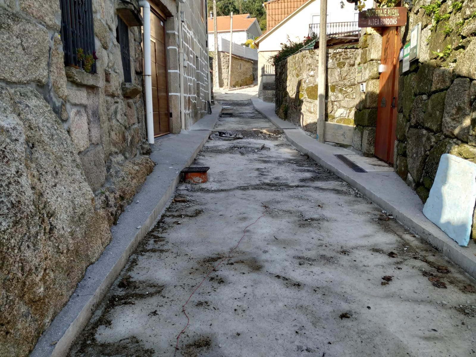 As obras da pavimentación do núcleo de Bordóns entran na súa fase final coa colocación do adoquín 