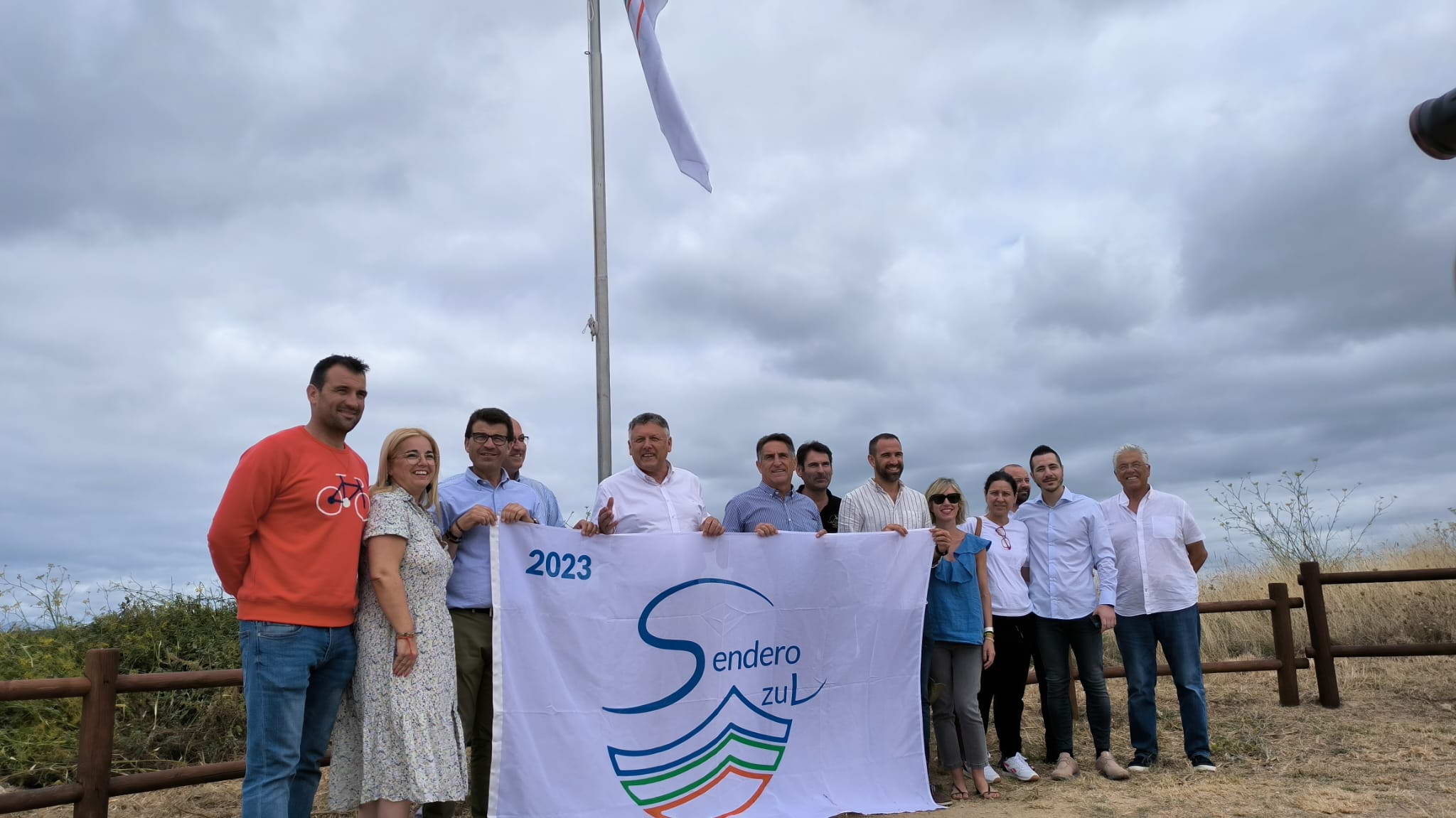 SANXENXO IZA A BANDEIRA NO SENDEIRO MÁXICO DA LANZADA COMO SÍMBOLO DE “PAISAXE, TRADICIÓN E PATRIMONIO