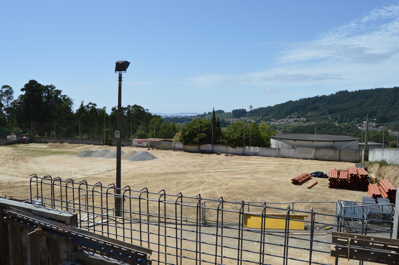AS OBRAS DO CAMPO DE FÚTBOL DE DORRÓN CÉNTRANSE NO PECHE PERIMETRAL E NA DOTACIÓN DOS SERVIZOS BÁSICOS