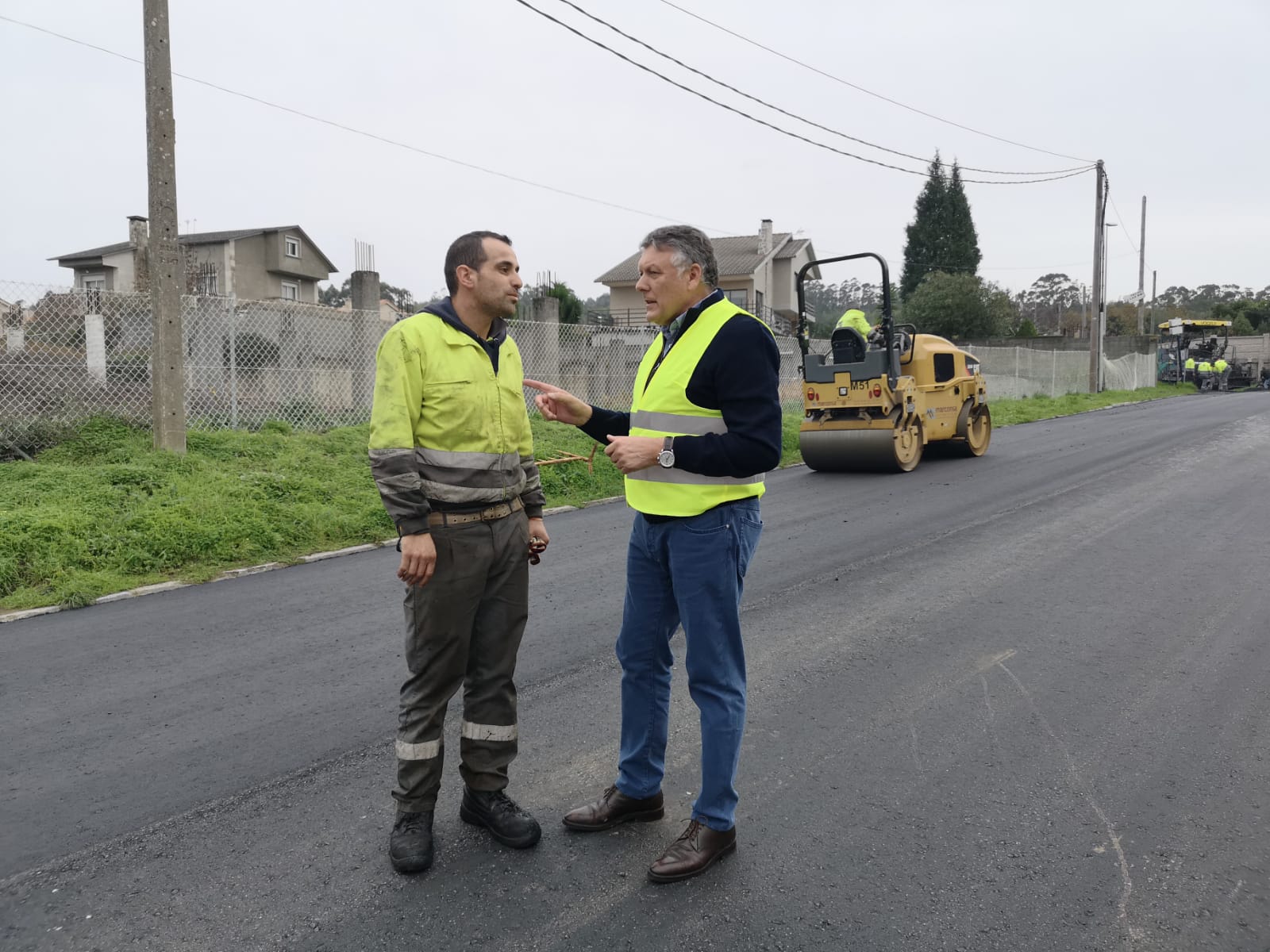 O Alcalde comproba o estado da pavimentación da Rúa Vento, que está a piques de rematar