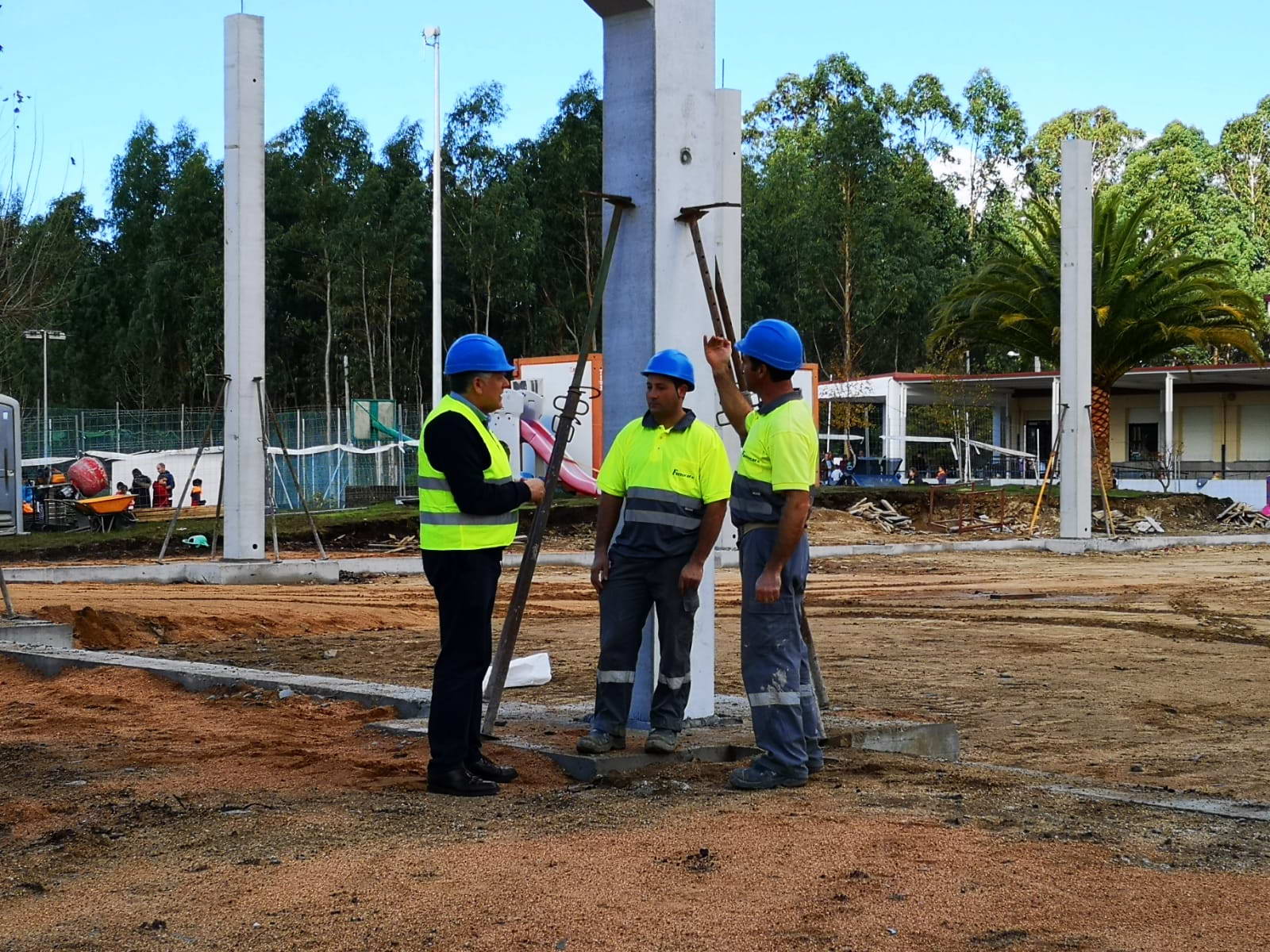 Esta mañá comezou a instalación da cuberta da pista polideportiva de Nantes