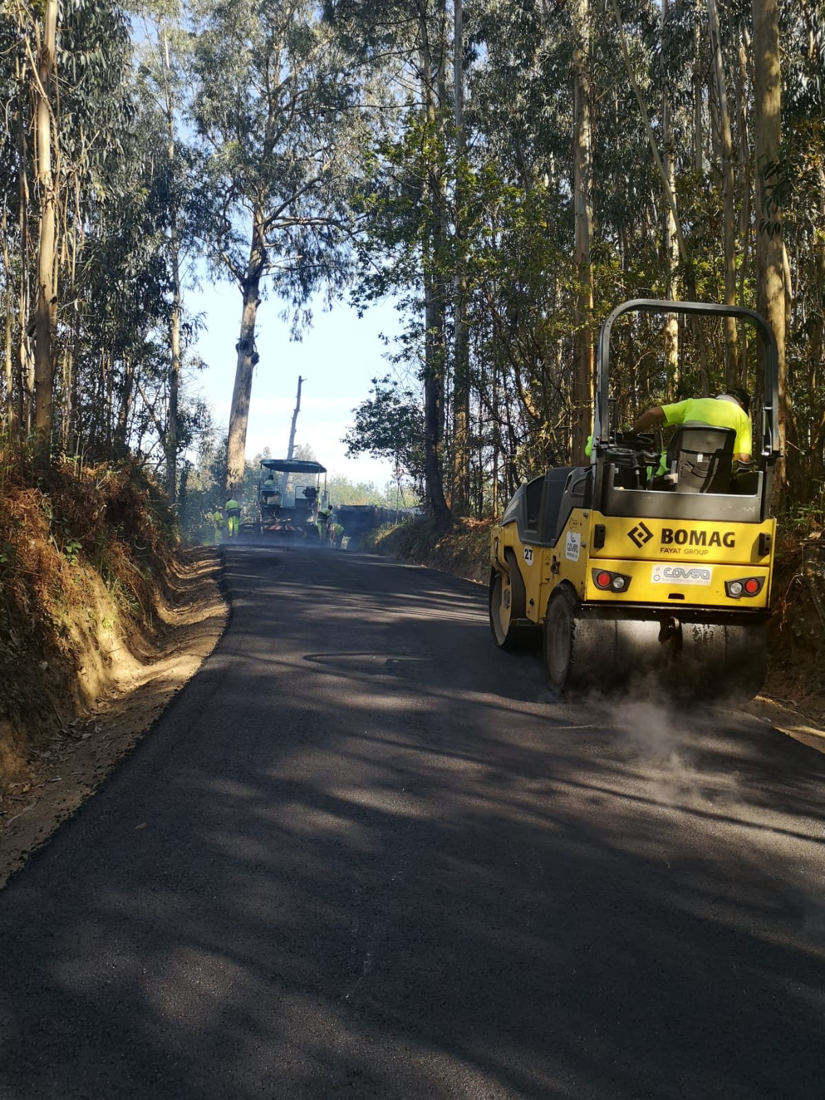 MAQUINARIA A PLENO RENDIMIENTO PARA TERMINAR LOS ASFALTADOS DE LAS PISTAS DEL RURAL