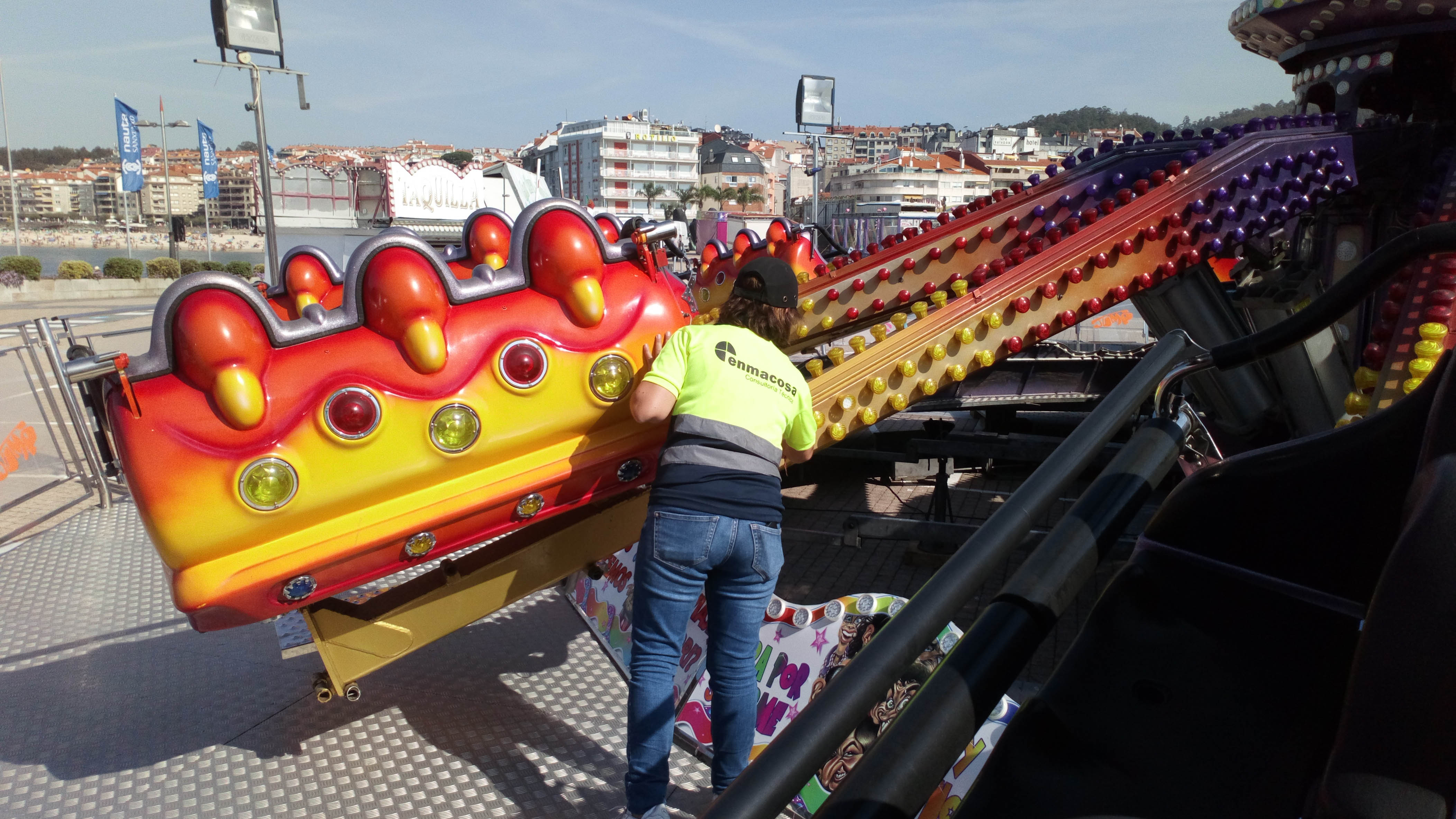 SANXENXO INSPECCIONA EL MONTAJE Y FUNCIONAMIENTO DE LAS ATRACCIONES DE LAS FIESTAS. 