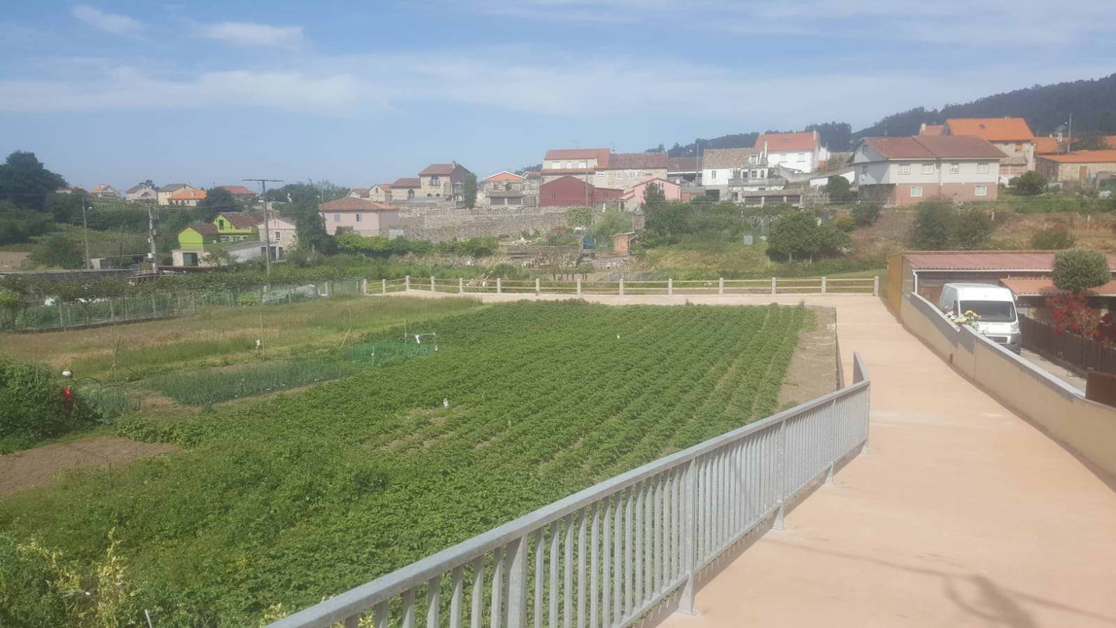 El gobierno recupera el acceso peatonal desde Outeiro a la carretera provincial como alternativa a la escalera