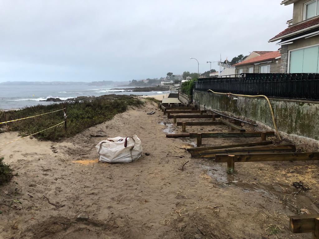 LA CONCEJALÍA DE MEDIO AMBIENTE INSTALA UNA PASARELA EN LA PLAYA DE AREAS PARA PROTEGER LAS DUNAS.