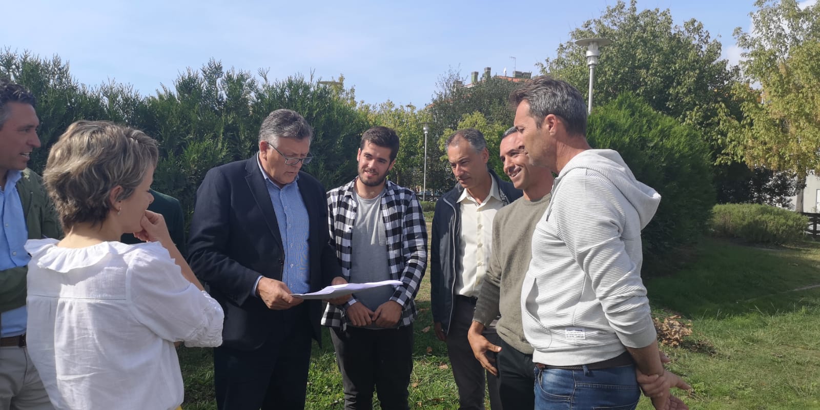 EL ALCALDE Y LA CONCEJALA DE INFRAESTRUCTURAS VISITAN LA UBICACIÓN DE LA PISTA DE SKATE PARK, ZONA QUE MAÑANA SERÁ VALLADA PARA QUE EMPIECEN LAS OBRAS LA PRÓXIMA SEMANA.