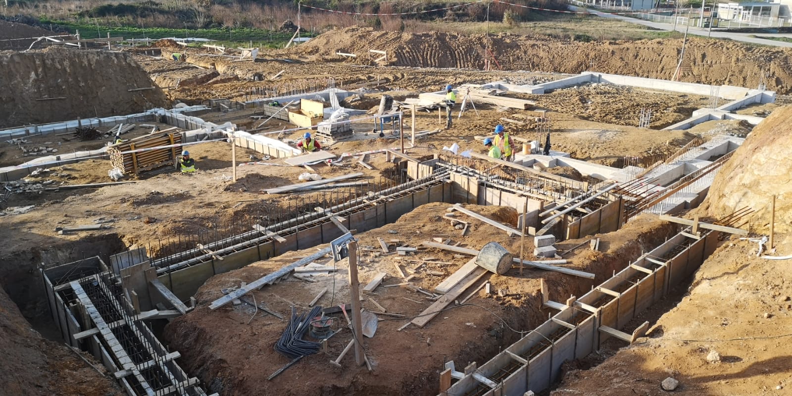 LAS OBRAS DEL COLEGIO DE VILALONGA A PUNTO DE INICIAR LA FASE DE LEVANTAMIENTO DE MUROS VERTICALES  