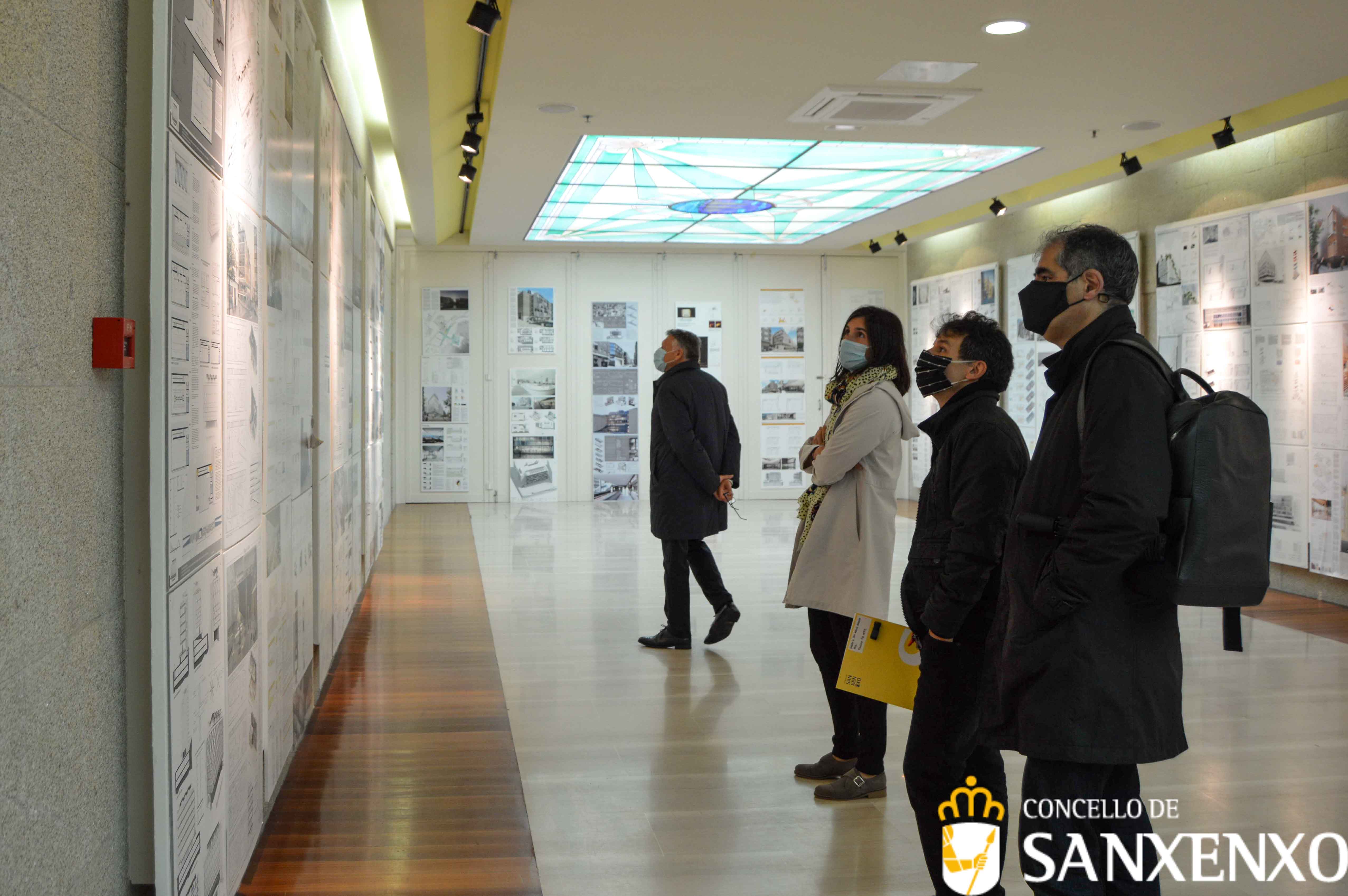 O XURADO DO CONCURSO DA PRAZA DE ABASTOS DE SANXENXO VISUALIZA AS 60 PROPOSTAS E VISITA A CONTORNA DO EDIFICIO