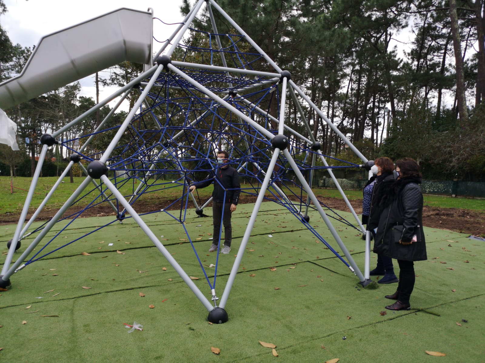 EL NUEVO JUEGO DE RED CON TOBOGÁN YA ESTÁ INSTALADO EN EL PARQUE DE PUNTA VICAÑO