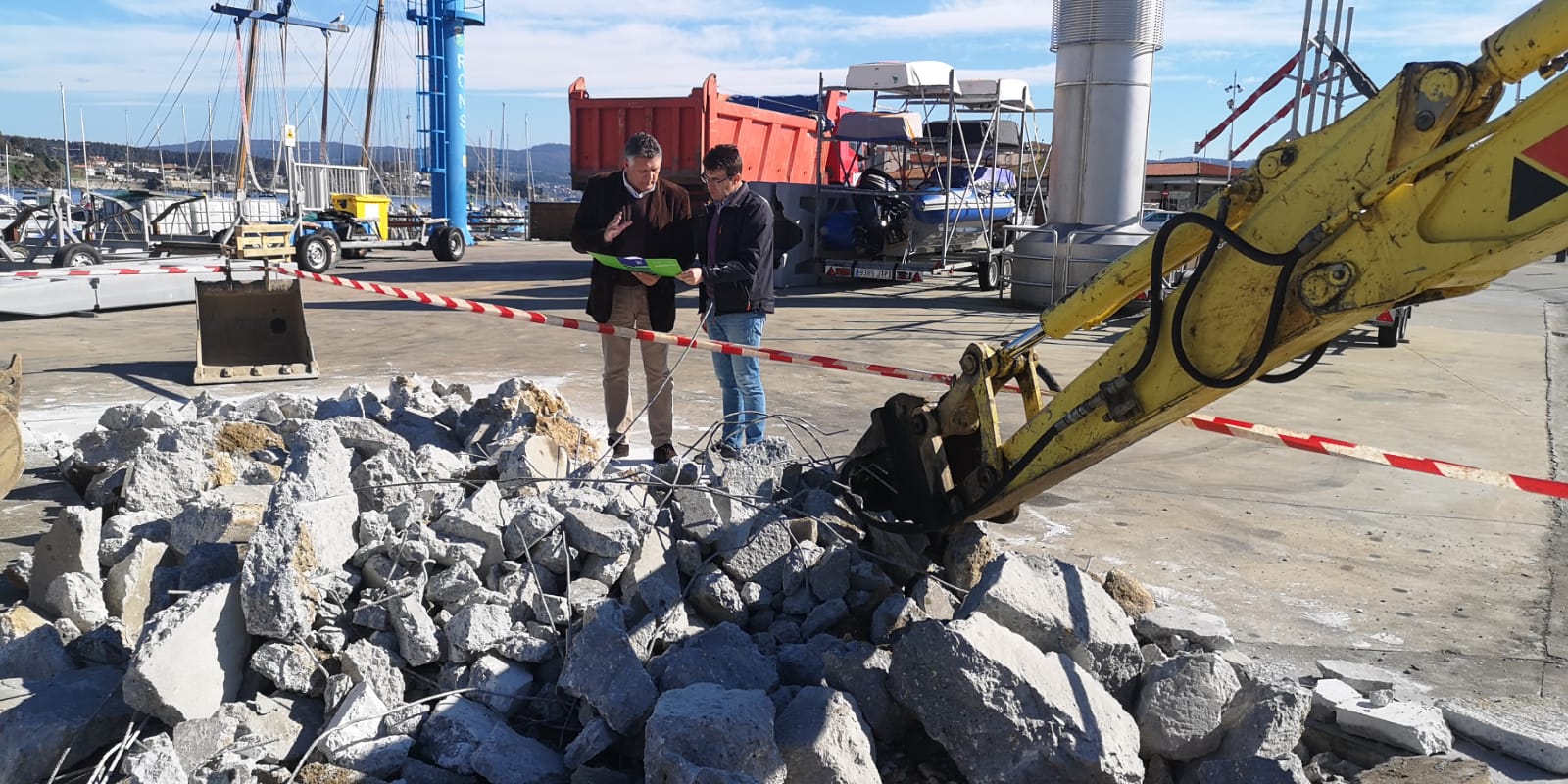 ESTA MAÑANA HA COMENZADO LA INSTALACIÓN DE LOS NUEVOS CONTENEDORES DEL PUERTO DEPORTIVO