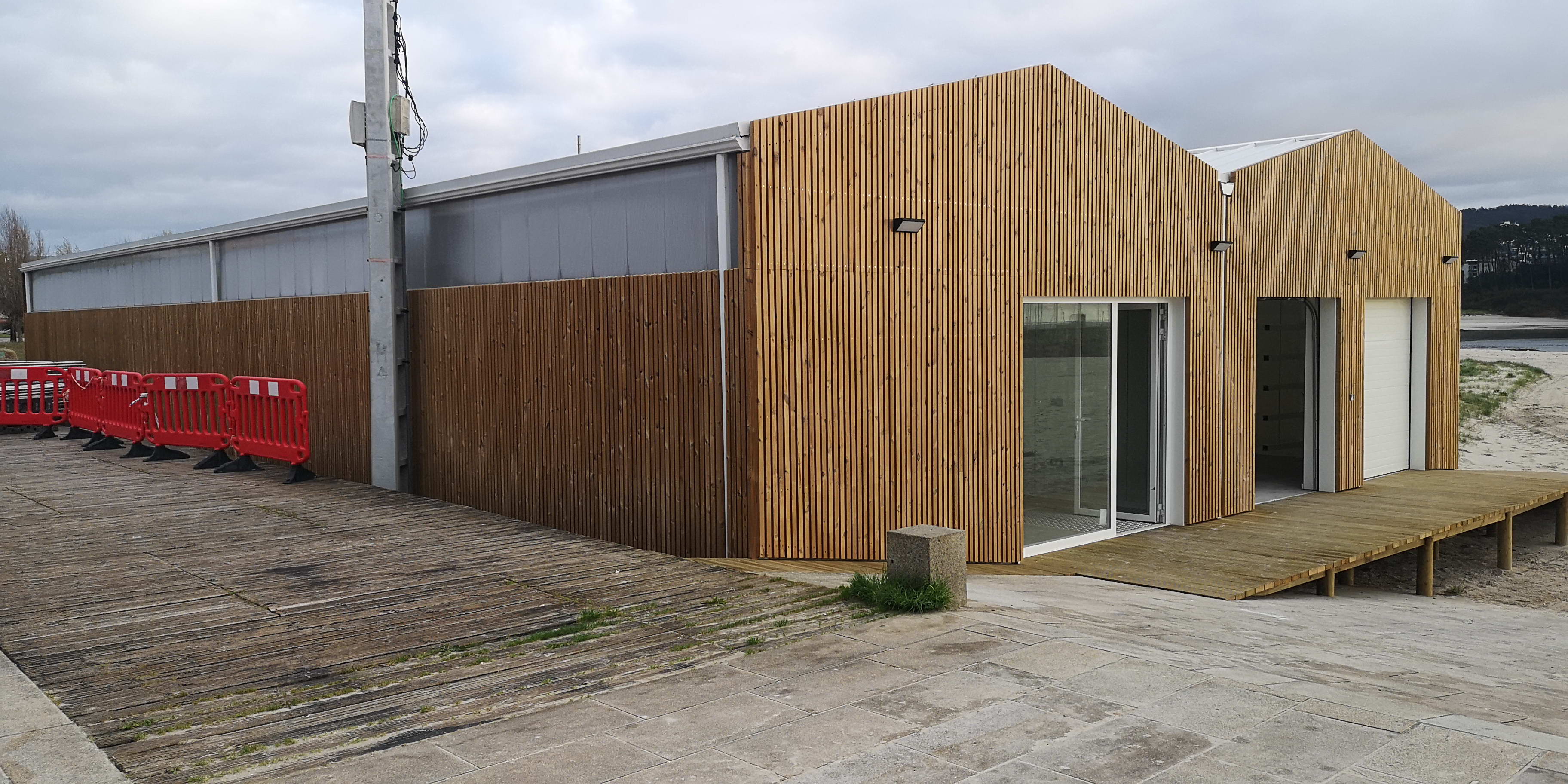 SANXENXO CUENTA CON 2 NUEVOS EQUIPAMIENTOS DEPORTIVOS PARA LOS JOVENES, EL CLUB DE PIRAGÜISMO QUE ESTA LISTO Y EL SKATE QUE AVANZA PESE A LA PERSISTENTE LLUVIA.   