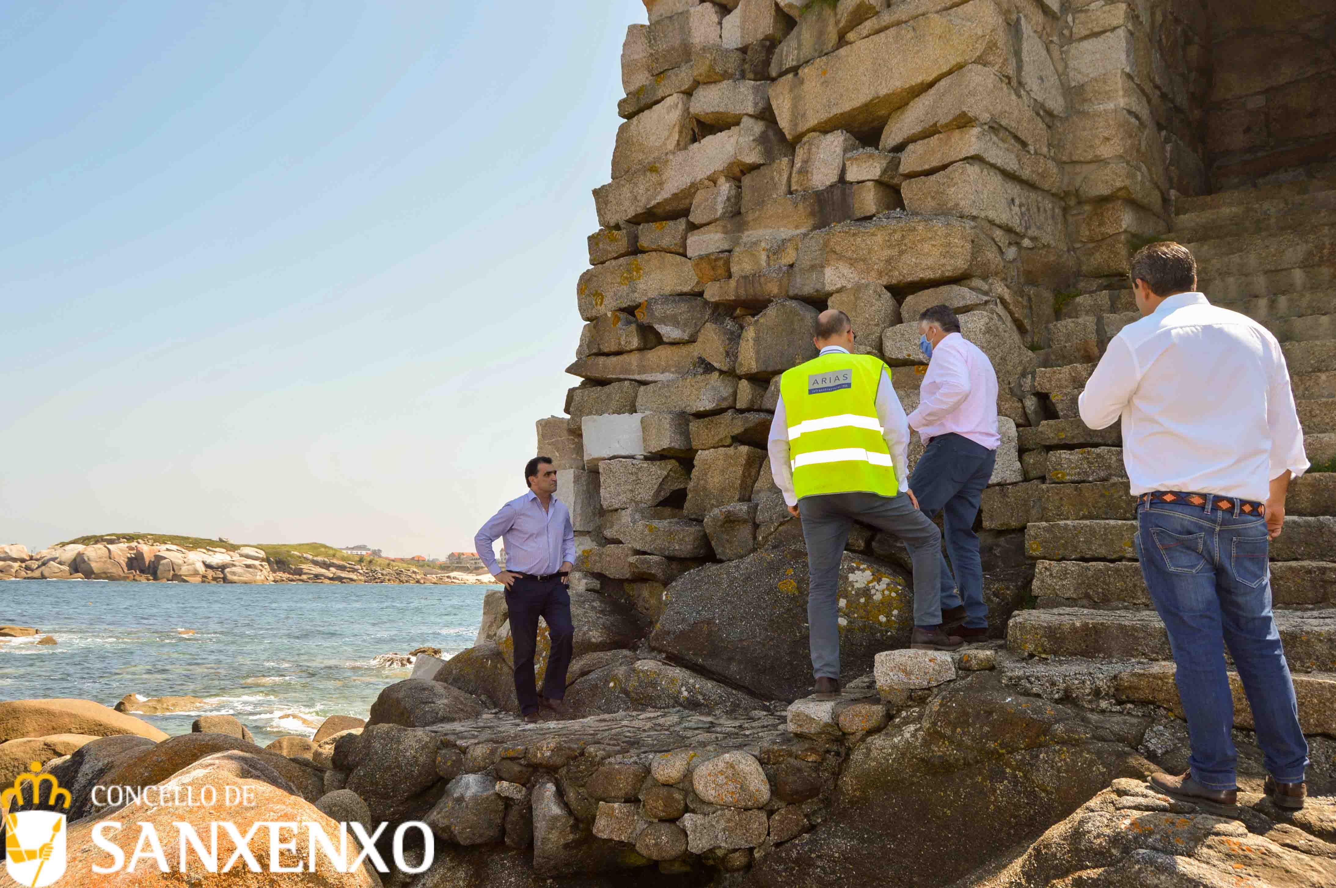 O CONCELLO REPARA O MURO DE CONTENCIÓN DO CANTIL NA CONTORNA DAS ESCALEIRAS DA LANZADA