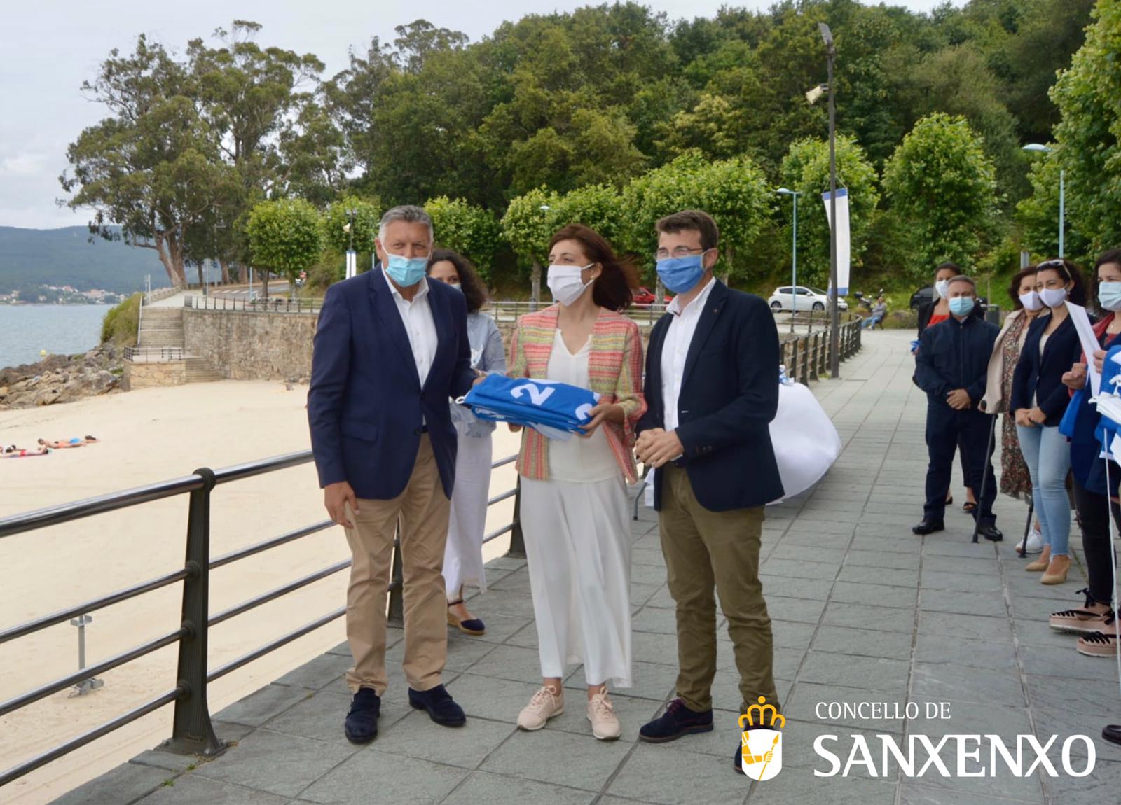 SANXENXO RECOGE LAS 17 BANDERAS AZULES DE SUS PLAYAS, DE SUS SEIS SENDEROS Y EL DISTINTIVO TEMÁTICO DE SOCORRISMO