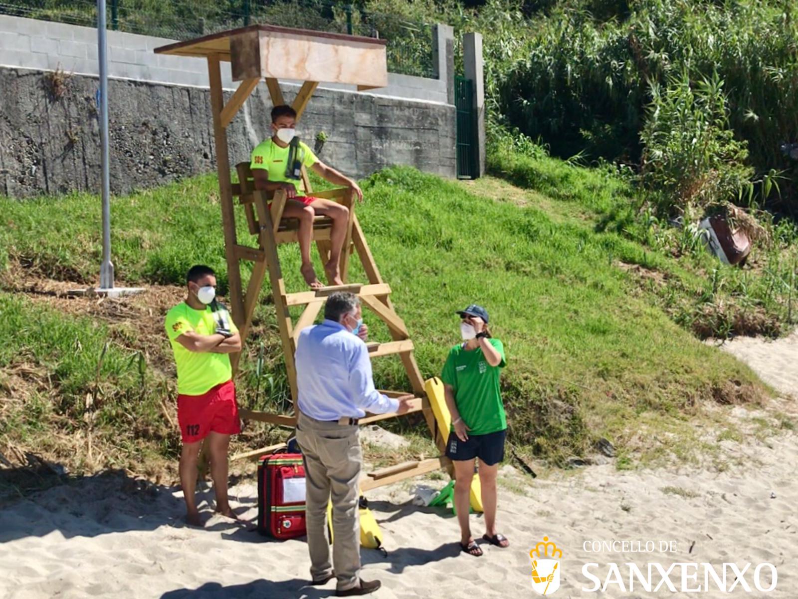 O CONCELLO REFORZA O SERVIZO DE SALVAMENTO NAS PRAIAS CUNHA LANCHA MÁIS, NOVE DESFIBRILADORES E TERMÓMETROS INFRAVERMELLOS 