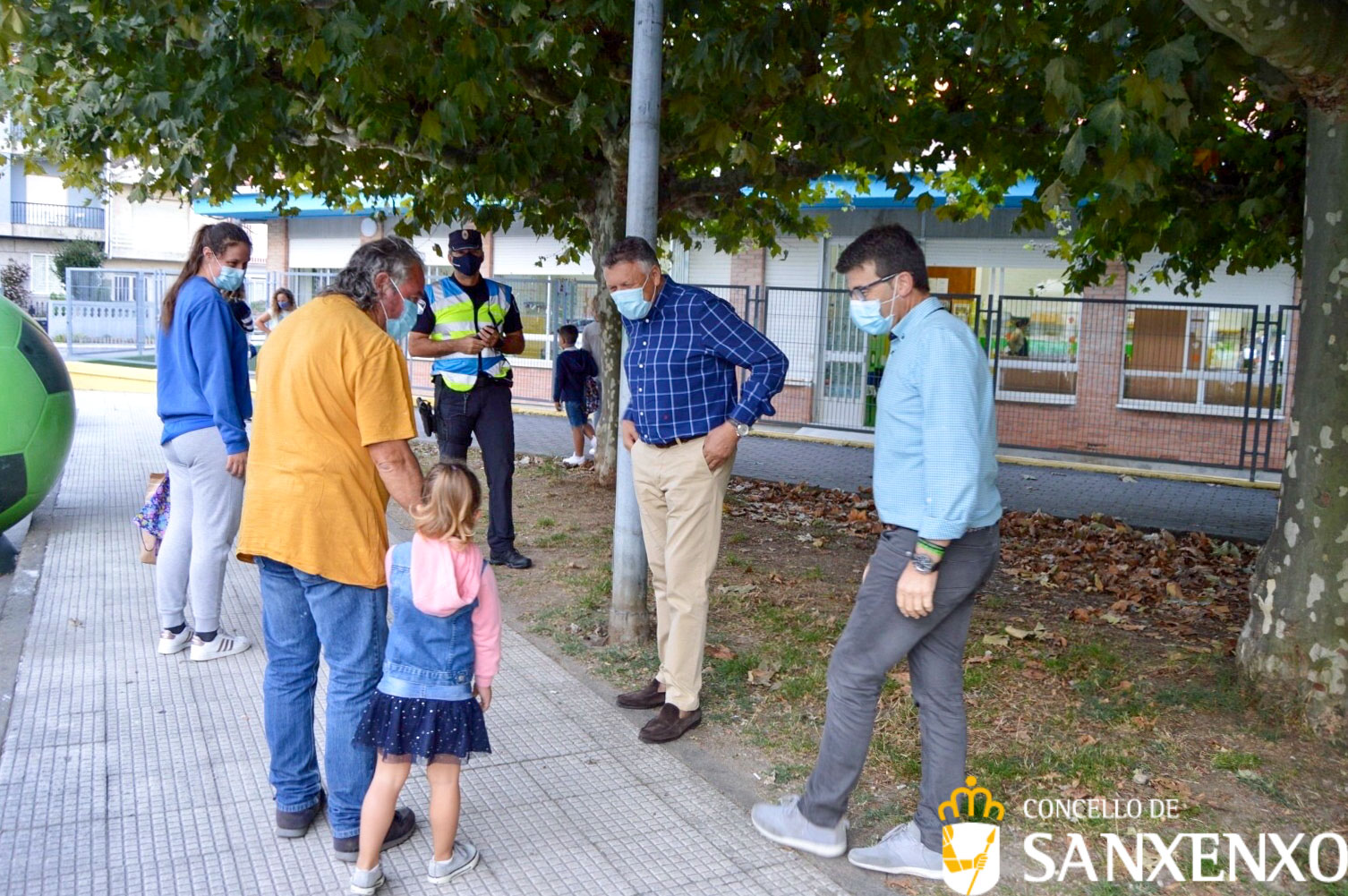 O CURSO ESCOLAR COMEZA NOS SETE CENTROS DE SANXENXO CON ACCESOS ORDENADOS E A COLABORACIÓN DA POLICÍA LOCAL  