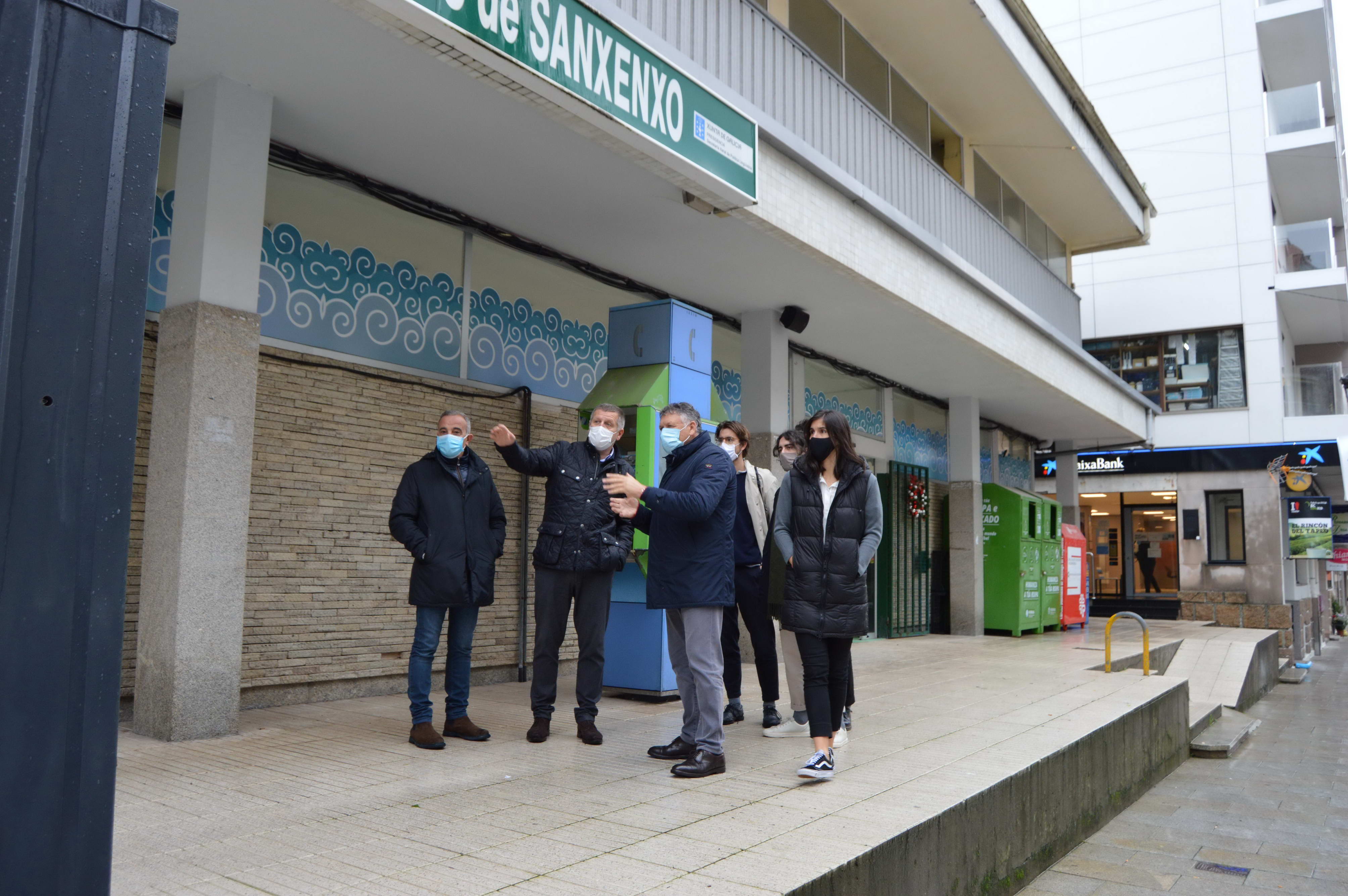 O EQUIPO GAÑADOR DO PROXECTO DO NOVO MERCADO DE ABASTOS DE SANXENXO VISITA O EDIFICIO MUNICIPAL