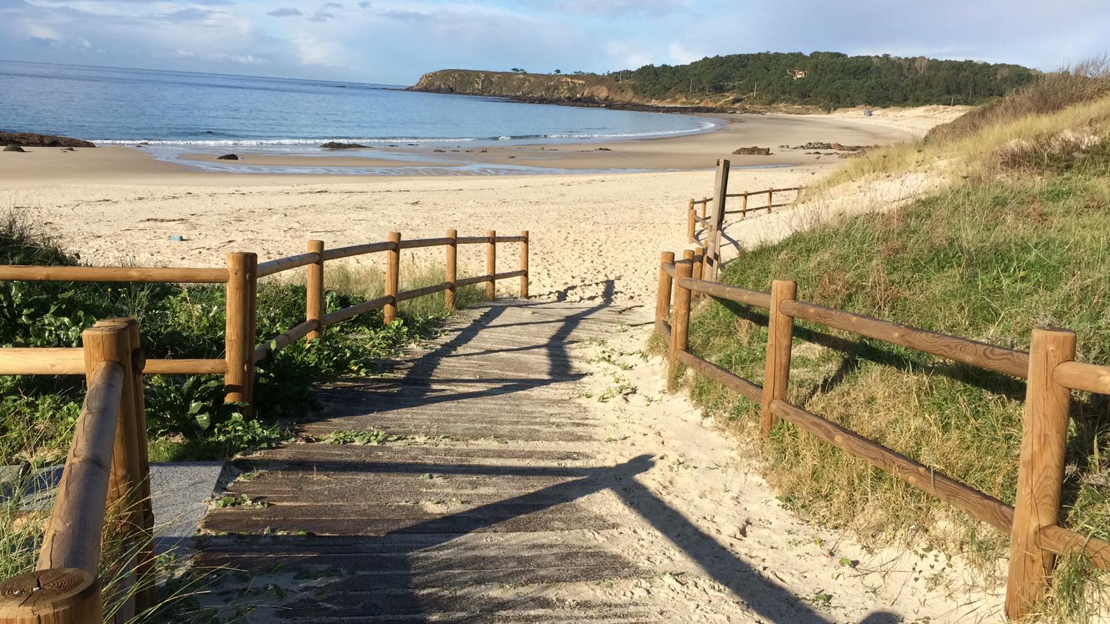 O CONCELLO MELLORARÁ OS ACCESOS Á PRAIA DE FOXOS E PRAGUEIRA CON NOVAS PASARELAS E VALADO  