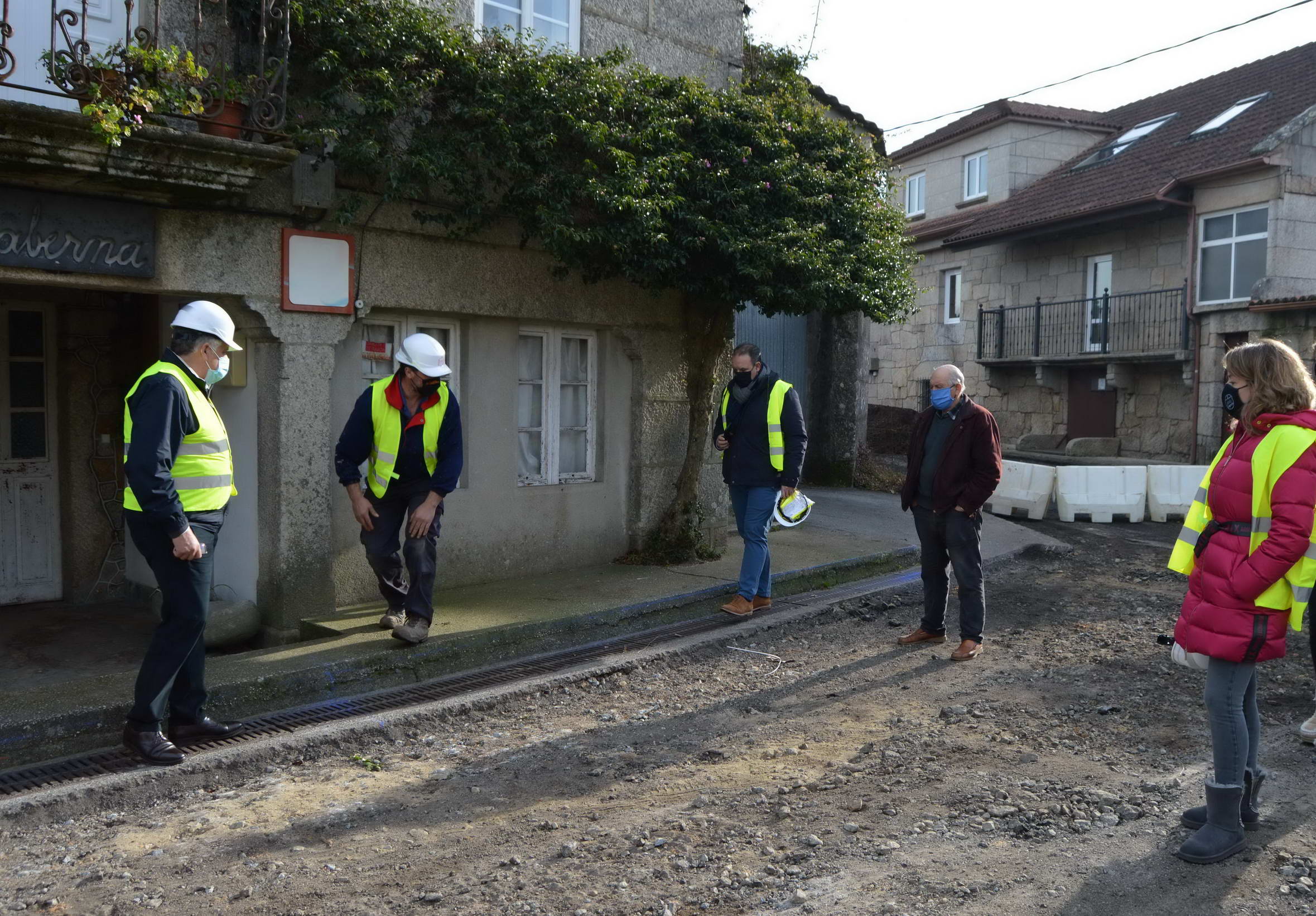 LA HUMANIZACIÓN DEL VIAL DE O SANTO ARRANCA CON EL LEVANTAMIENTO DEL ASFALTO Y EL SOTERRAMIENTO DEL CABLEADO   