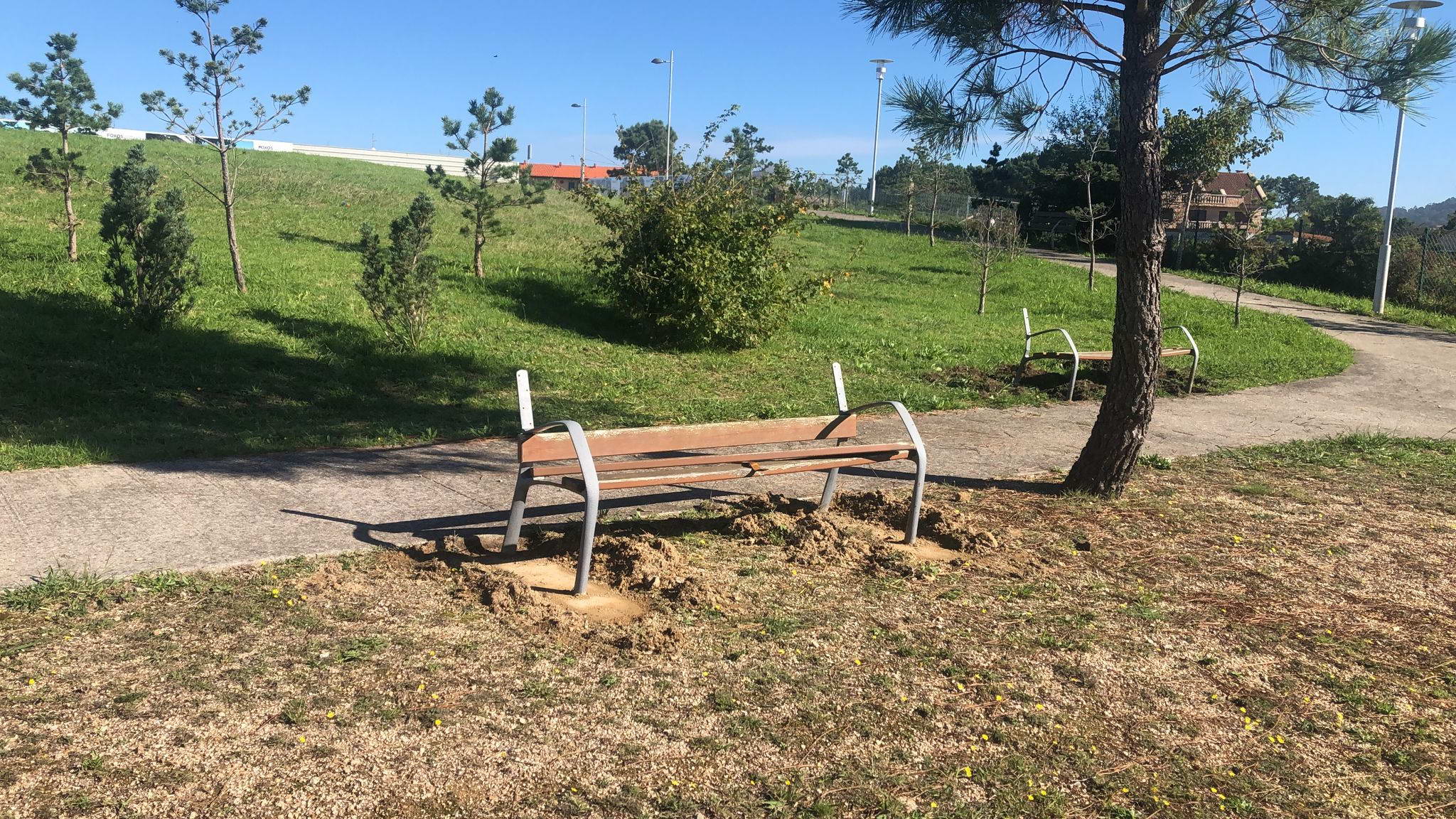 DESVALIJAN EL PARQUE INFANTIL DE SOUTULLO Y DESTROZAN TRES LUMINARIAS EN EL PARQUE DE PANADEIRA