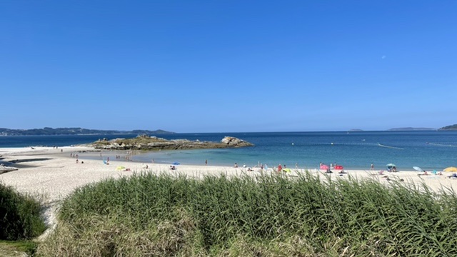 EL CONCELLO PLANEA DIGITALIZAR LOS CARTELES INFORMATIVOS DE LAS PLAYAS Y CREAR UN ÁREA RECREATIVA EN EL PINAR DE BALTAR