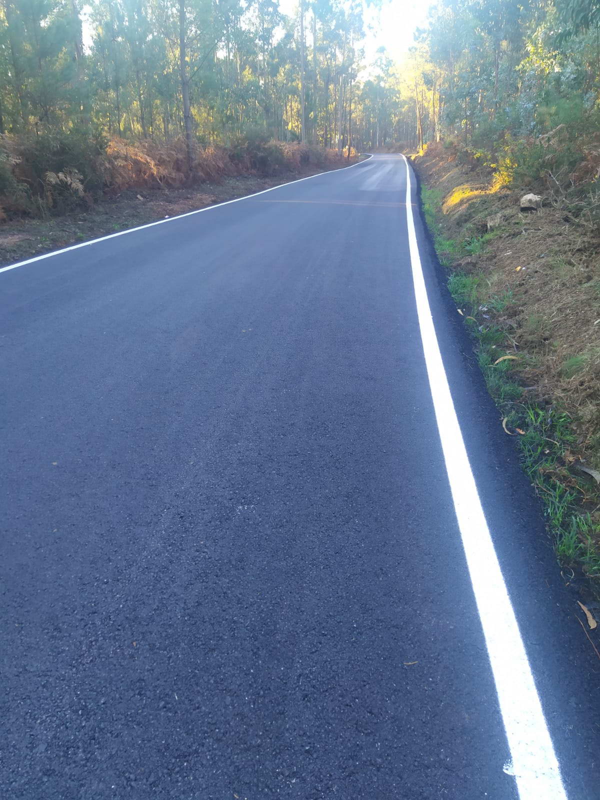 CONCLUYE LA PAVIMENTACIÓN DEL VIAL DE NOALLA QUE VA DESDE EL CRUCEIRO DE MONTE FARO A AIOS