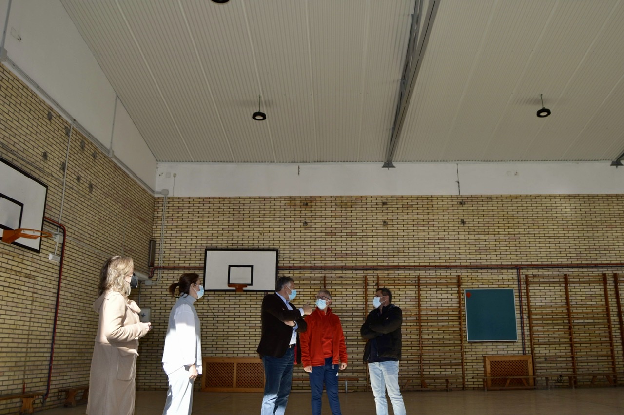 CONCLUYE LA RENOVACIÓN DE LA CUBIERTA DEL GIMNASIO Y DEL PATIO EN EL COLEGIO DE PORTONOVO