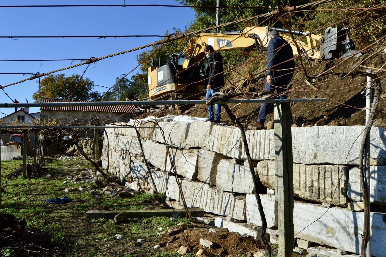 O CONCELLO MELLORA A SEGURIDADE VIARIA EN BORDÓNS COA CONSTRUCIÓN DUN NOVO MURO E O ENSANCHE DUN VIARIO NA LAMELA