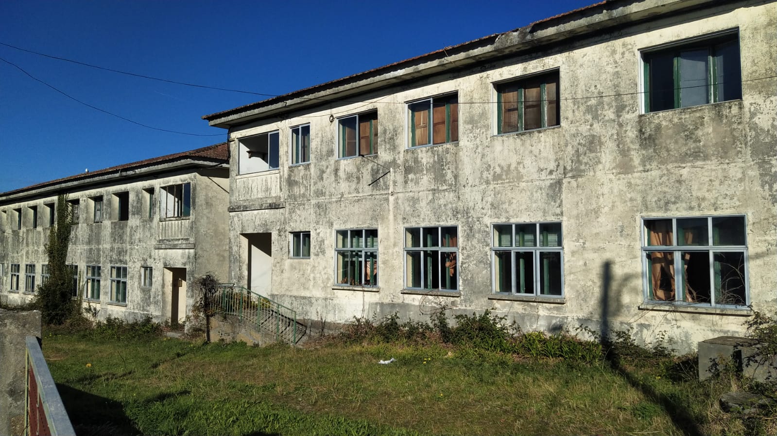 EL CONCELLO DERRIBARÁ LAS ESCUELAS DE O TOMBELO Y EL EDIFICIO EXTERIOR DE LA SUBESTACIÓN DE VILALONGA ANTES DE FINALIZAR ESTE AÑO