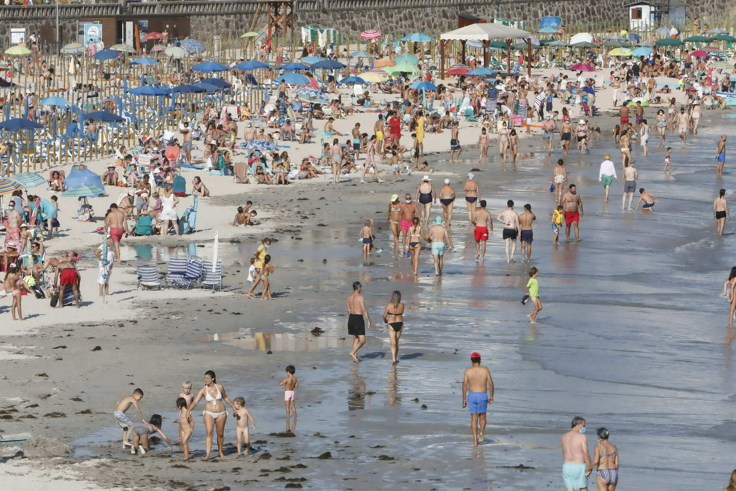 O GOBERNO ACTIVA AS MEDIDAS PARA GARANTIR UN VERÁN SEGURO E DE CALIDADE NO QUE PREVÉ MÁIS VISITANTES QUE EN 2020