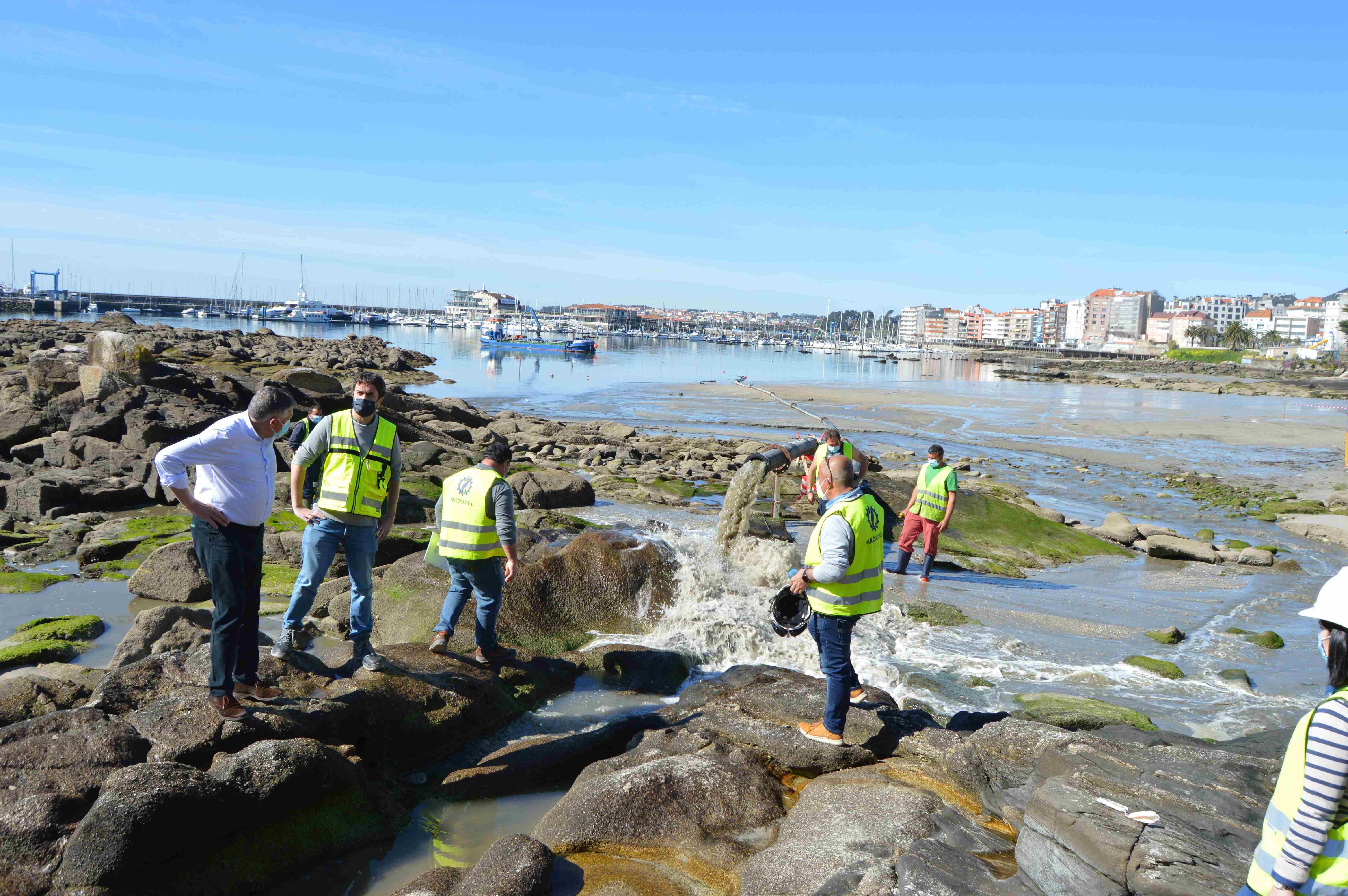 ARRANCAN OS TRABALLOS DE DRAGADO E BOMBEO DE AREA Á PRAIA DA CARABUXEIRA