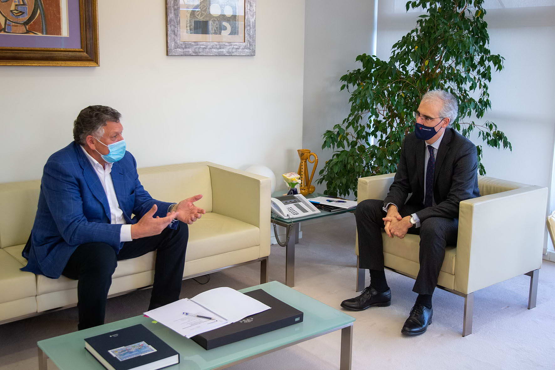 MARTÍN ANALIZA CON CONDE O TRASLADO DA SUBESTACIÓN ELÉCTRICA DE VILALONGA