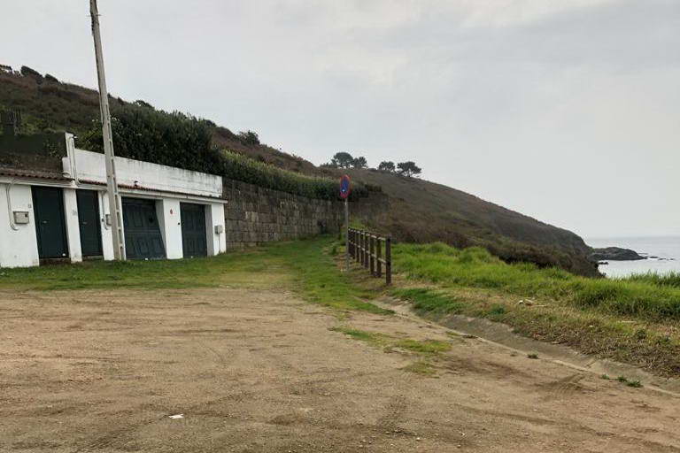 O CONCELLO RENOVA O VALADO DA PRAIA DE BASCUAS E ULTIMA A NOVA PASARELA DE FOXOS  