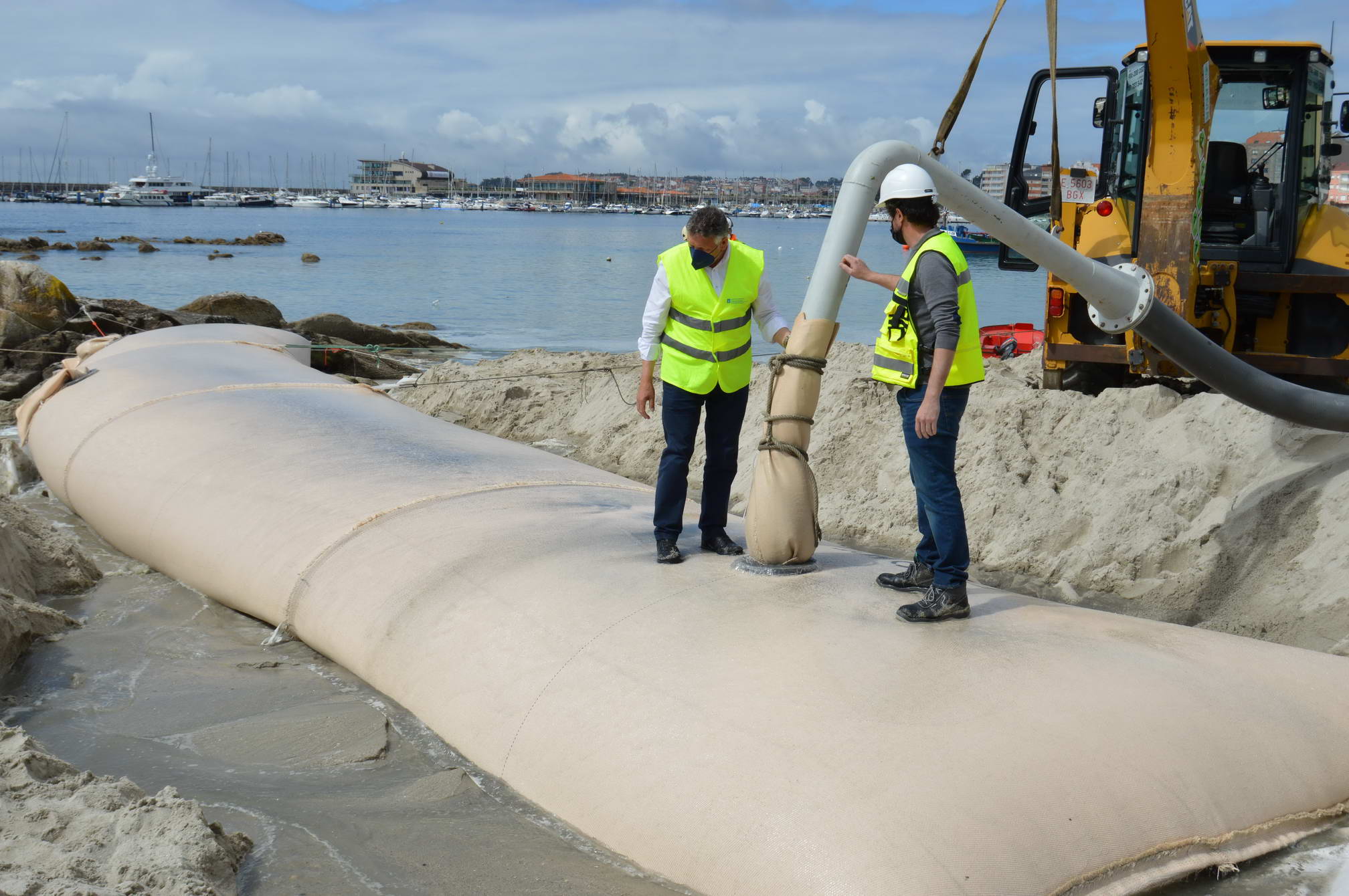 INSTALAN EL PRIMER TUBO GEOTEXTIL EN A CARABUXEIRA QUE SERVIRÁ PARA CONTENER LA ARENA EN LA PLAYA