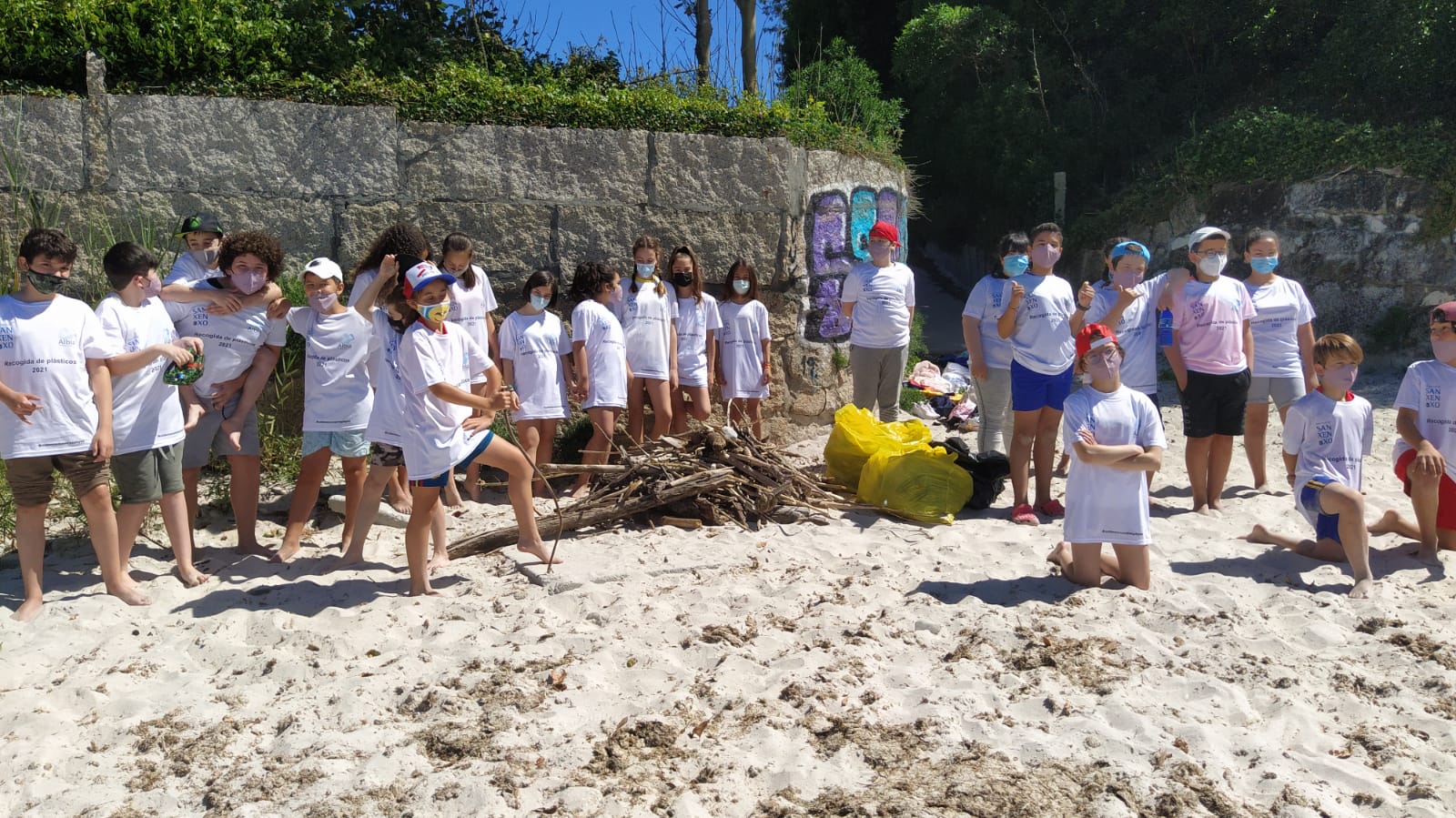 LOS ESCOLARES SE EMPLEAN A FONDO EN LA LIMPIEZA DE PLAYAS PARA DEJAR LOS ARENALES LIBRES DE BASURA