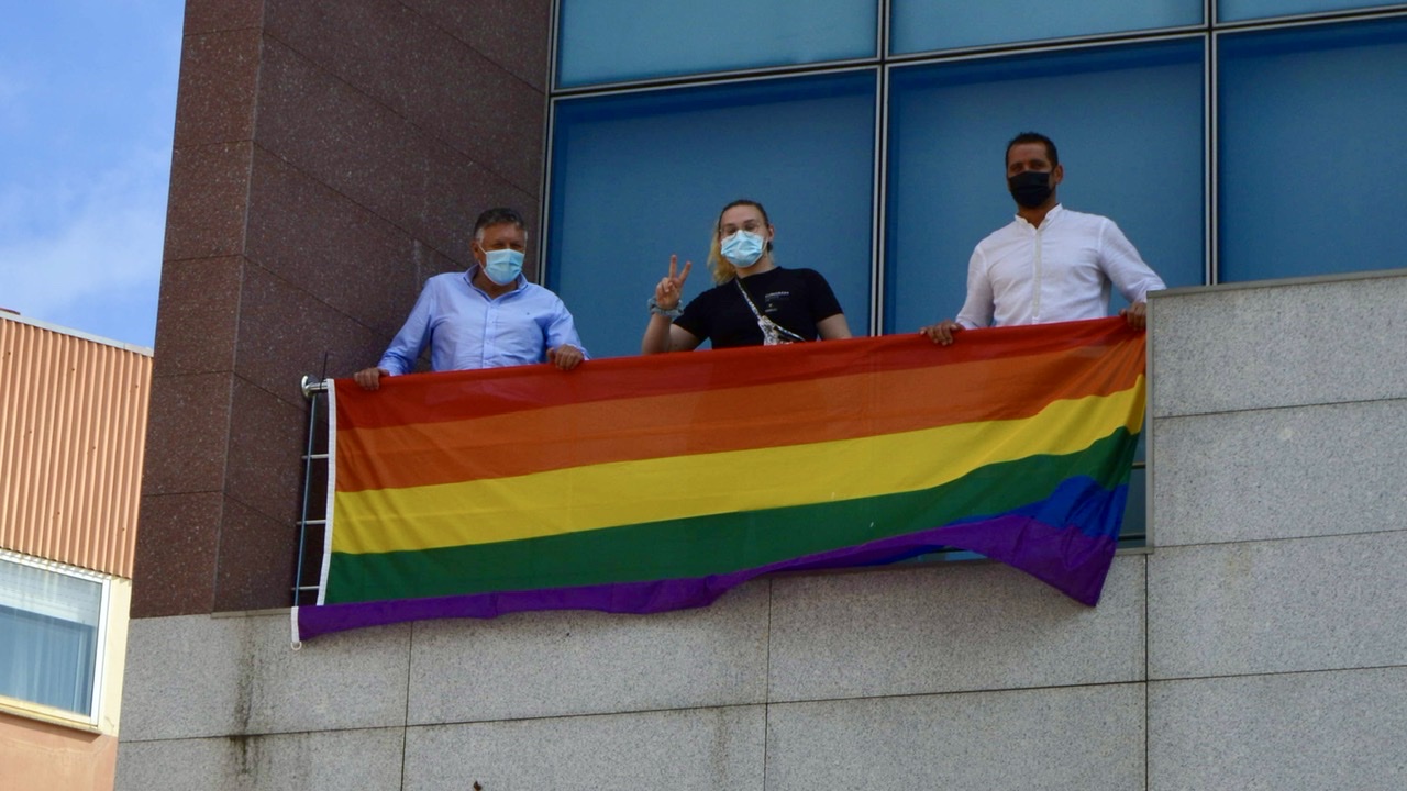 SANXENXO CUELGA LA BANDERA ARCOIRIS EN SU BALCÓN PARA CONMEMORAR EL DÍA INTERNACIONAL DEL ORGULLO LGTBI