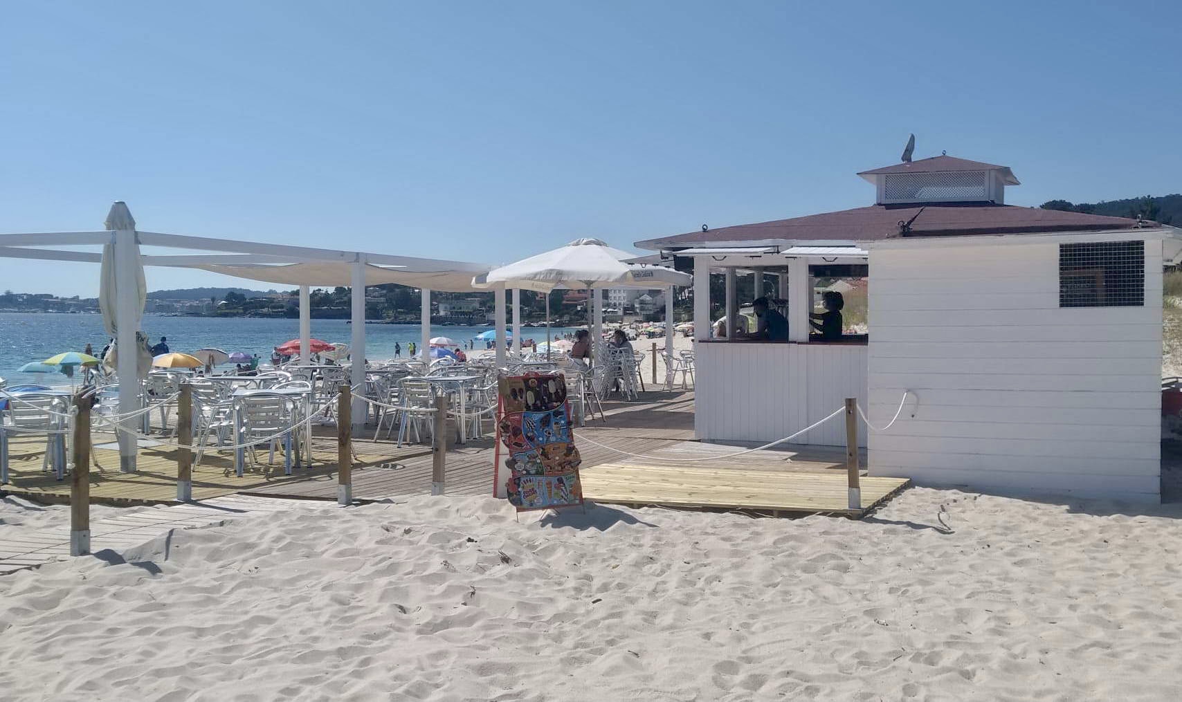 EL NUEVO MODELO DE KIOSCO CON UNA CALIDAD Y ESTÉTICA MÁS CUIDADA COMIENZA A INSTALARSE EN LOS ARENALES DE SANXENXO