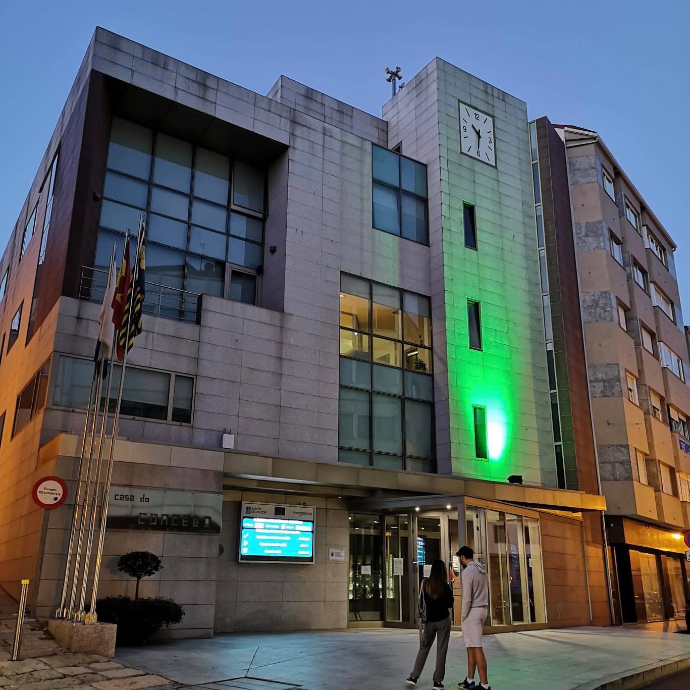 A FACHADA DO CONCELLO DE SANXENXO ILUMÍNASE DE VERDE PARA VISIBILIZAR AOS ENFERMOS DE ELA