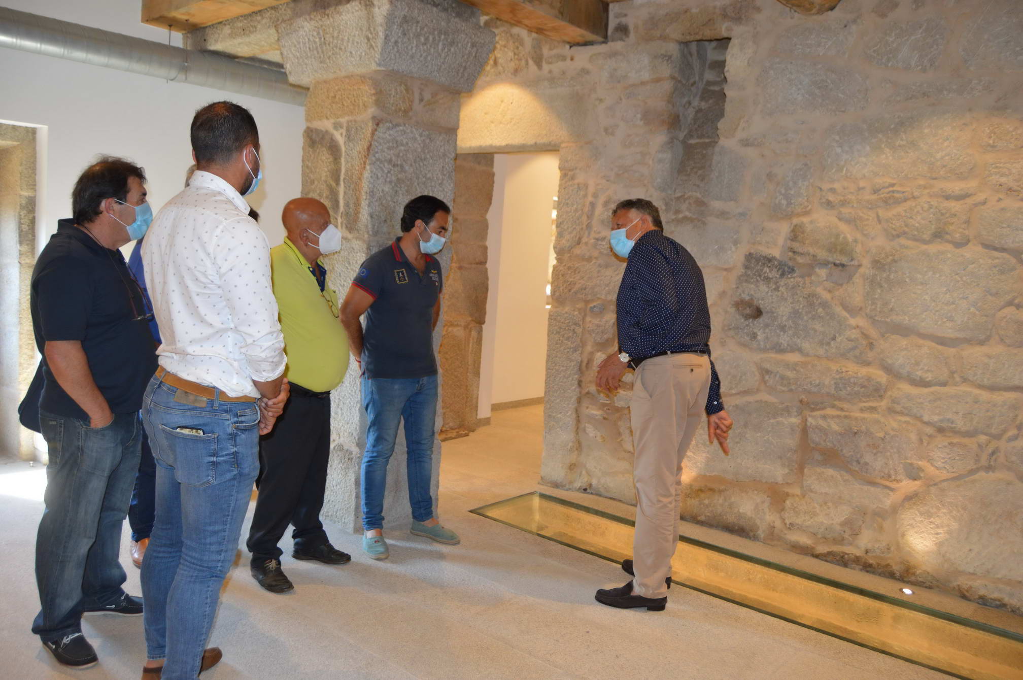 O COLECTIVO VECIÑAL DE NOALLA VISITA O PAZO DE QUINTÁNS TRAS A PRIMEIRA FASE DE REHABILITACIÓN