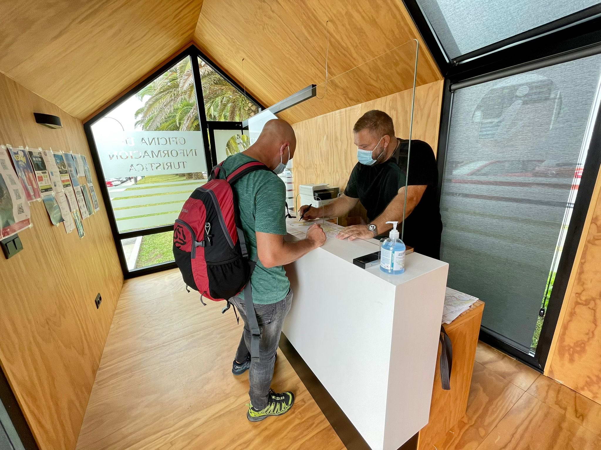 AS VISITAS ÁS OFICINAS DE TURISMO CRECEN EN XULLO MÁIS DUN 25% E UN 45%, RESPECTO DE 2019 E 2020