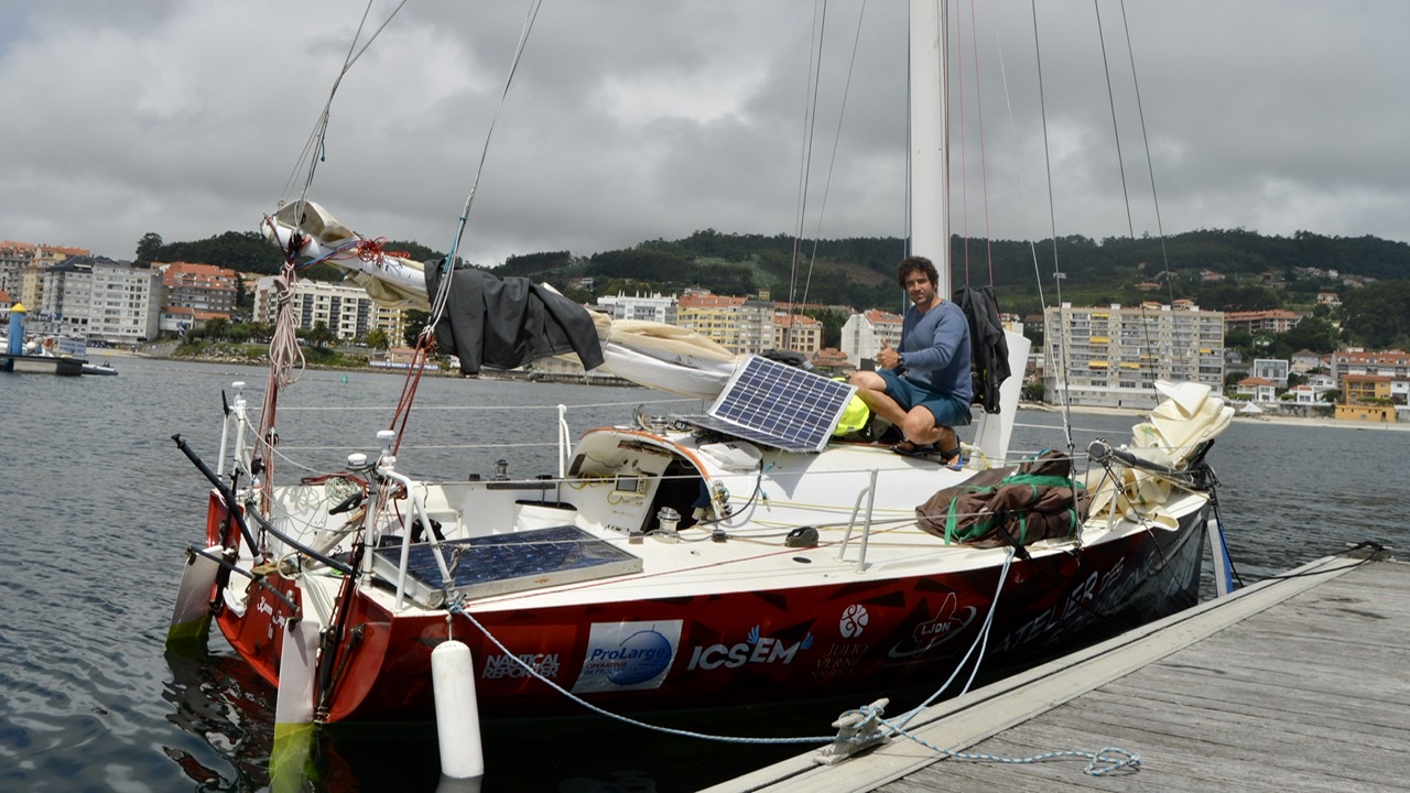 RECALA EN EL PUERTO DEPORTIVO DE SANXENXO UN VELERO LEGENDARIO QUE PARTICIPARÁ EN UNA REGATA TRANSATLÁNTICA EN SOLITARIO