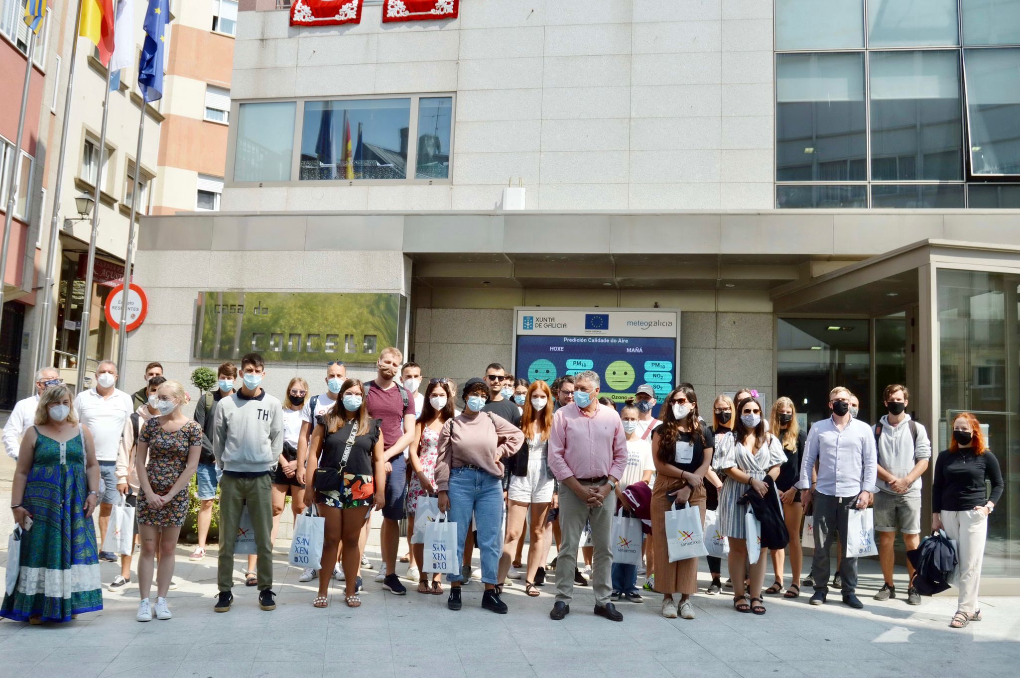 EL ALCALDE RECIBE EN EL SALÓN DE PLENOS DE SANXENXO A 40 JÓVENES DE ONCE PAÍSES DENTRO DEL PROYECTO ERASMUS +