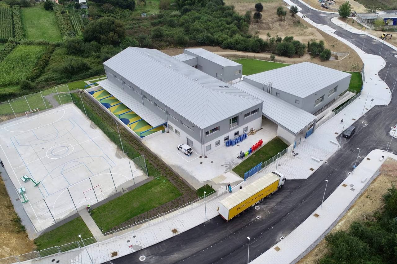 FEIJÓO VISITA EL NUEVO COLEGIO DE O CRUCEIRO Y ASEGURA QUE ES EL “CENTRO QUE NOS GUSTARÍA TER” EN TODOS LOS LUGARES DE GALICIA