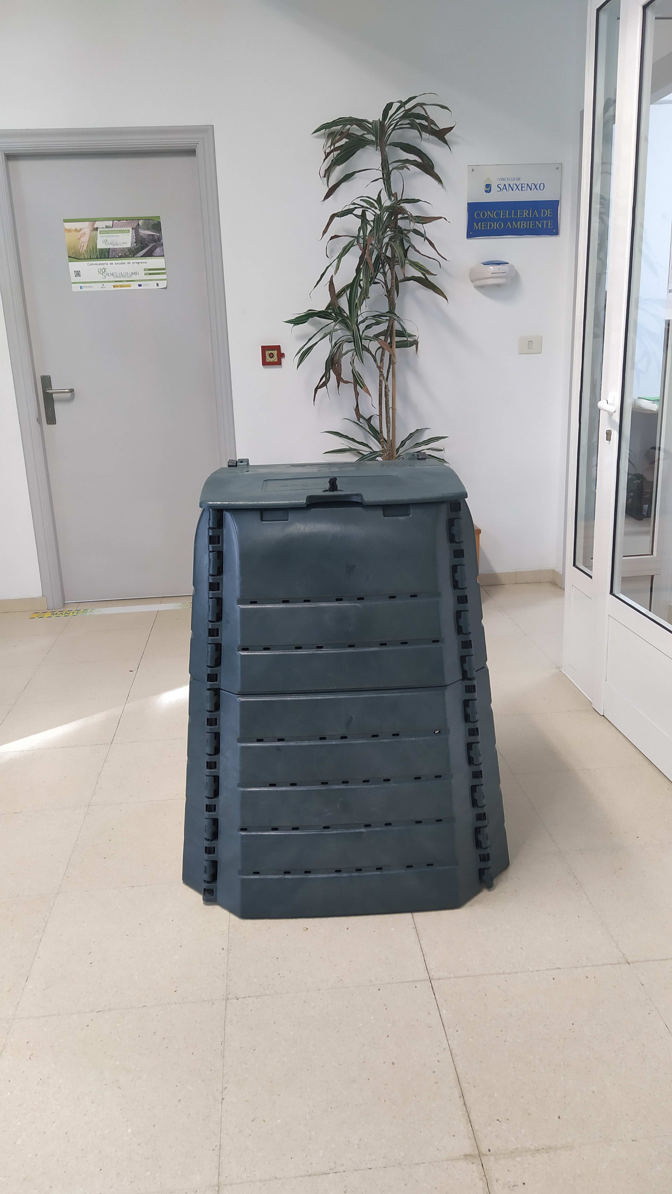 SANXENXO REDOBLA SU APUESTA POR EL RECICLAJE ORGÁNICO CON EL REPARTO DE 100 COMPOSTEROS INDIVIDUALES Y LA PRÓXIMA INSTALACIÓN DE 3 COMUNITARIOS