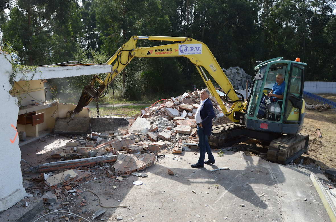 EL CONCELLO DERRIBA LOS VESTUARIOS, LOS ASEOS Y LA CANTINA DEL VIEJO CAMPO DE FÚTBOL DE DORRÓN
