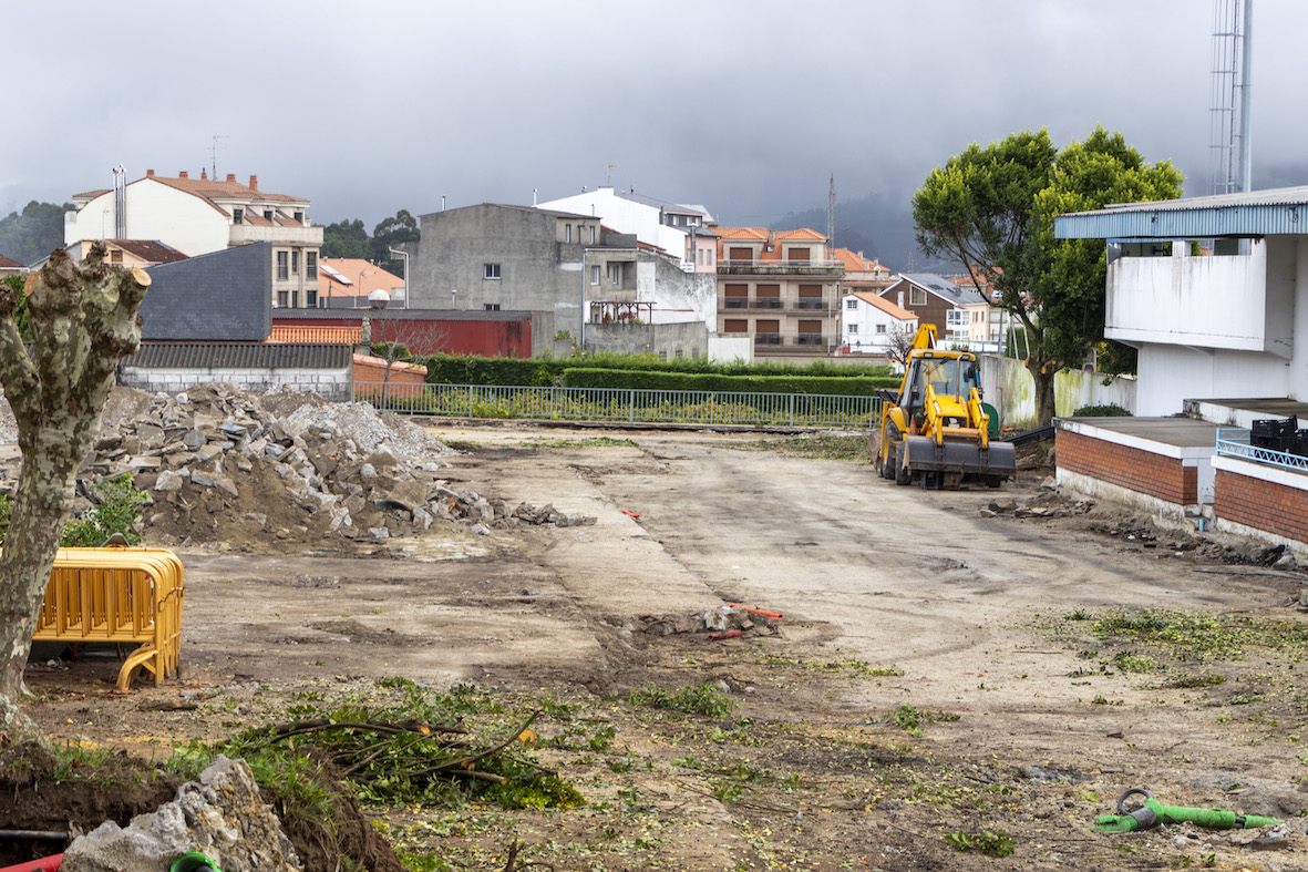 LAS OBRAS DE HUMANIZACIÓN DE LA PRAZA DE VILALONGA AVANZAN CON LA RETIRADA DEL PAVIMENTO