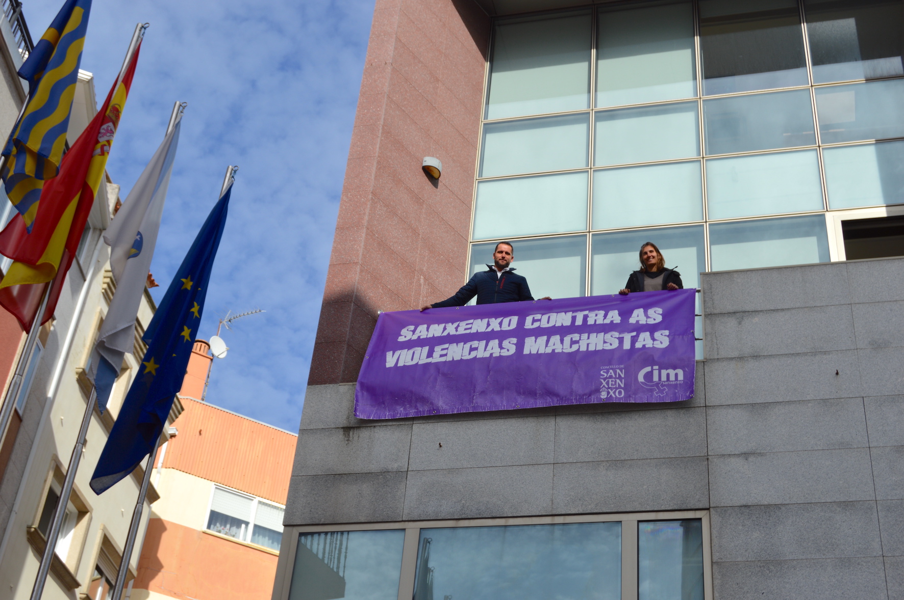 O CONCELLO DE SANXENXO COLGA DESDE HOXE A SÚA LONA CONTRA A VIOLENCIA DE XÉNERO CON MOTIVO DO 25-N E ILUMINARÁ A SÚA FACHADA DE VIOLETA