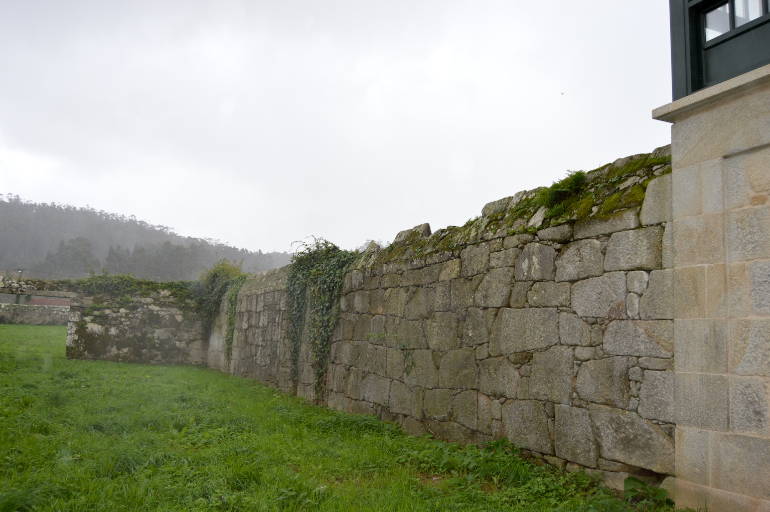 O CONCELLO EXECUTARÁ A RECONSTRUCIÓN DOS MUROS PERIMETRAIS DO PAZO DE QUINTÁNS